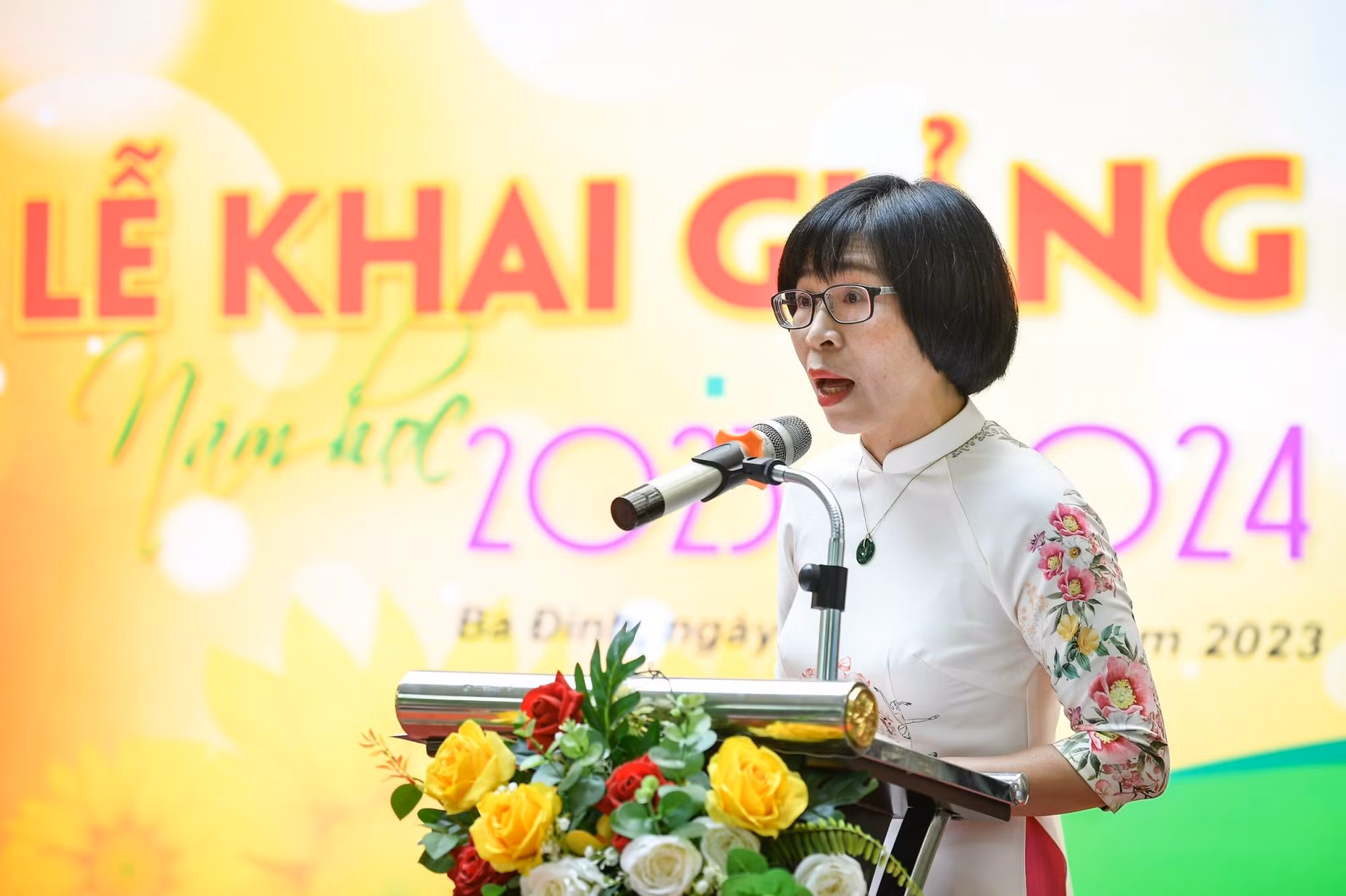 La directora de la escuela secundaria Hoang Hoa Tham, Ho Thuan Yen, anuncia la apertura del nuevo año escolar.