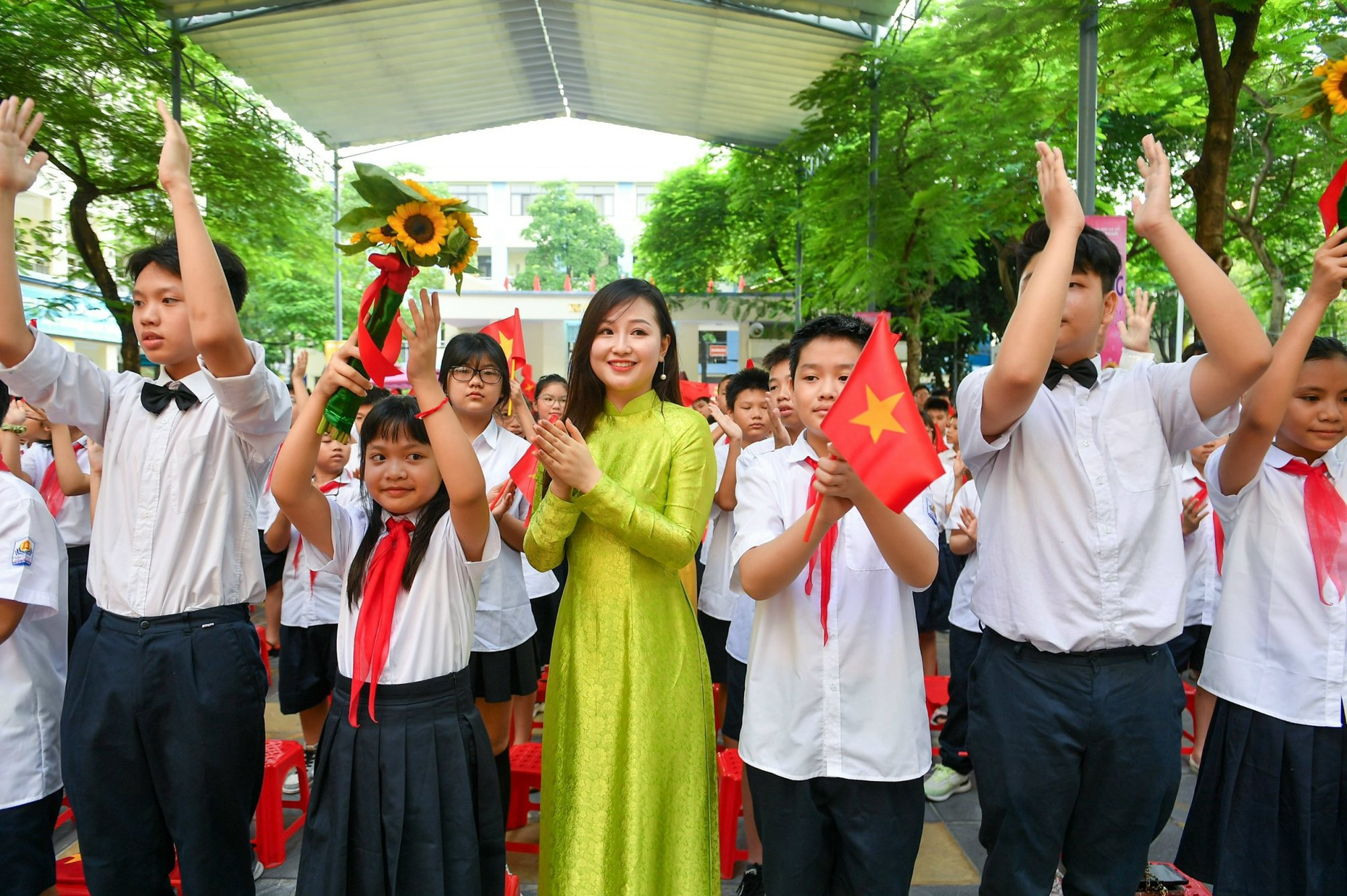 La felicidad de los profesores y alumnos en el día de vuelta a la escuela. La felicidad de los profesores y alumnos en el día de vuelta a la escuela.