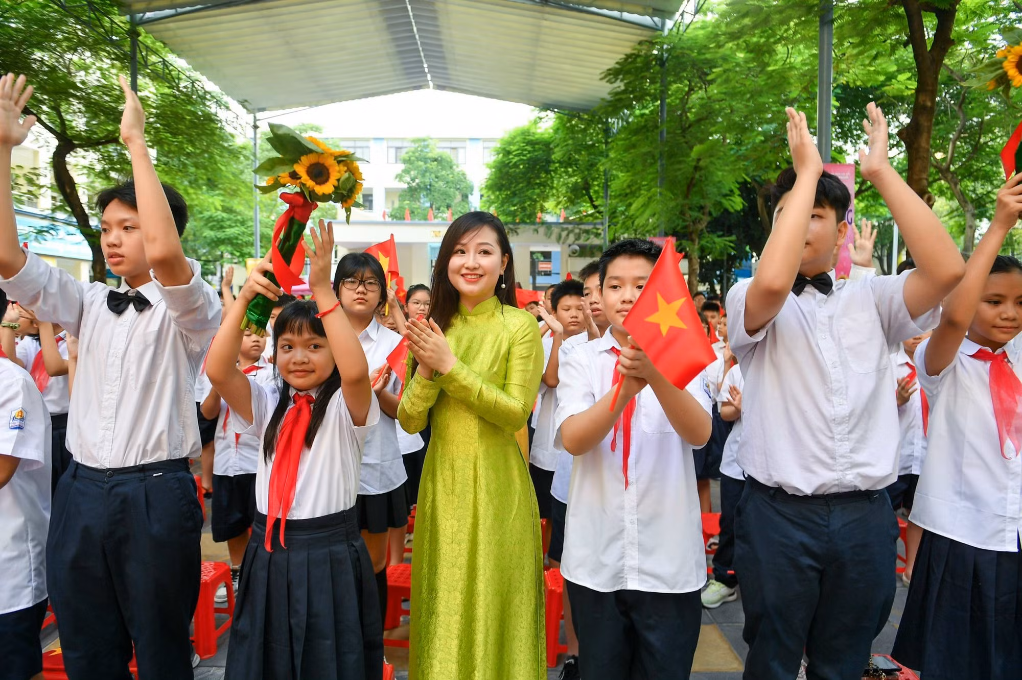La felicidad de los profesores y alumnos en el día de vuelta a la escuela.
