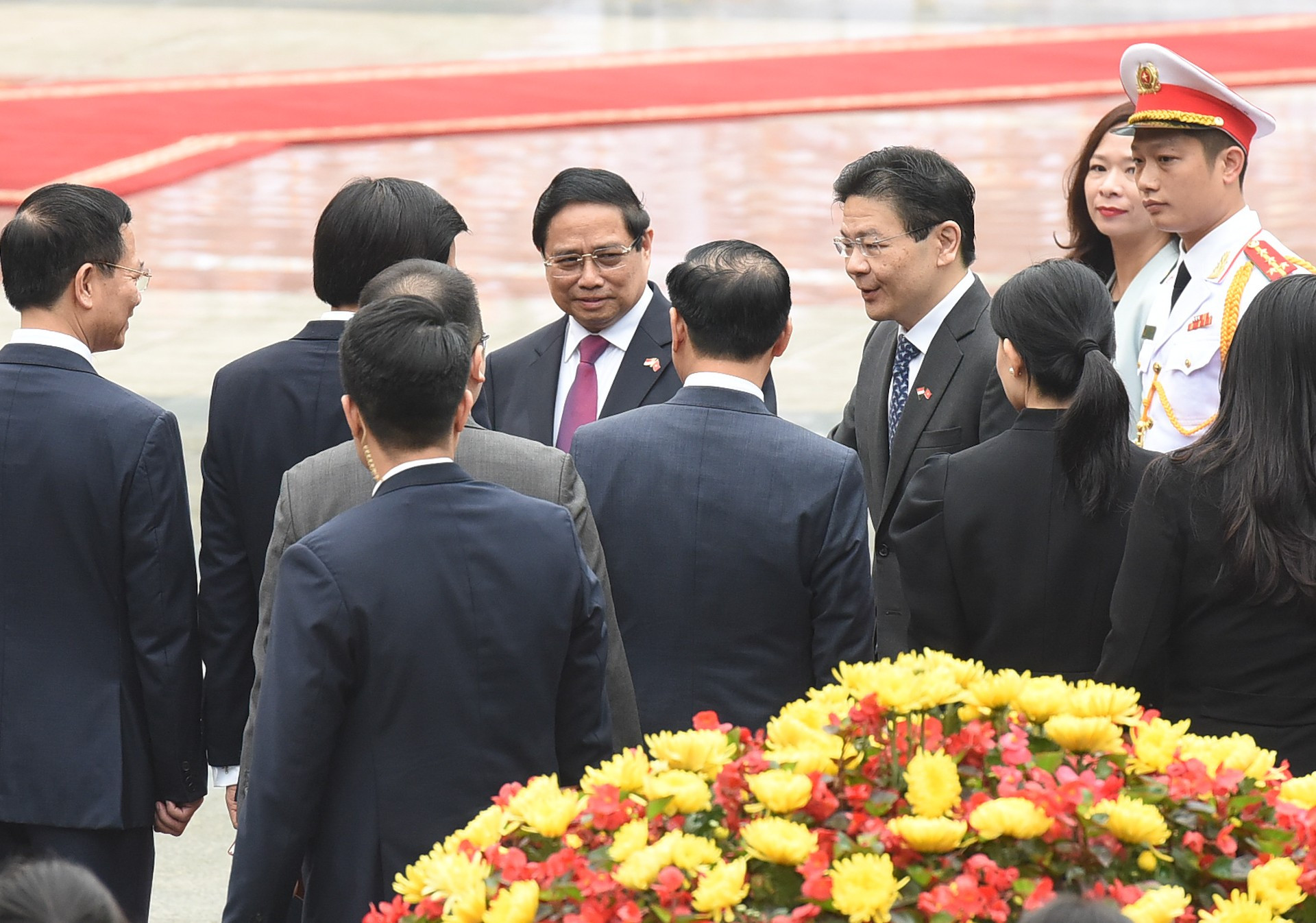 El premier Pham Minh Chinh presenta a su par singapurense los funcionarios vietnamitas.
