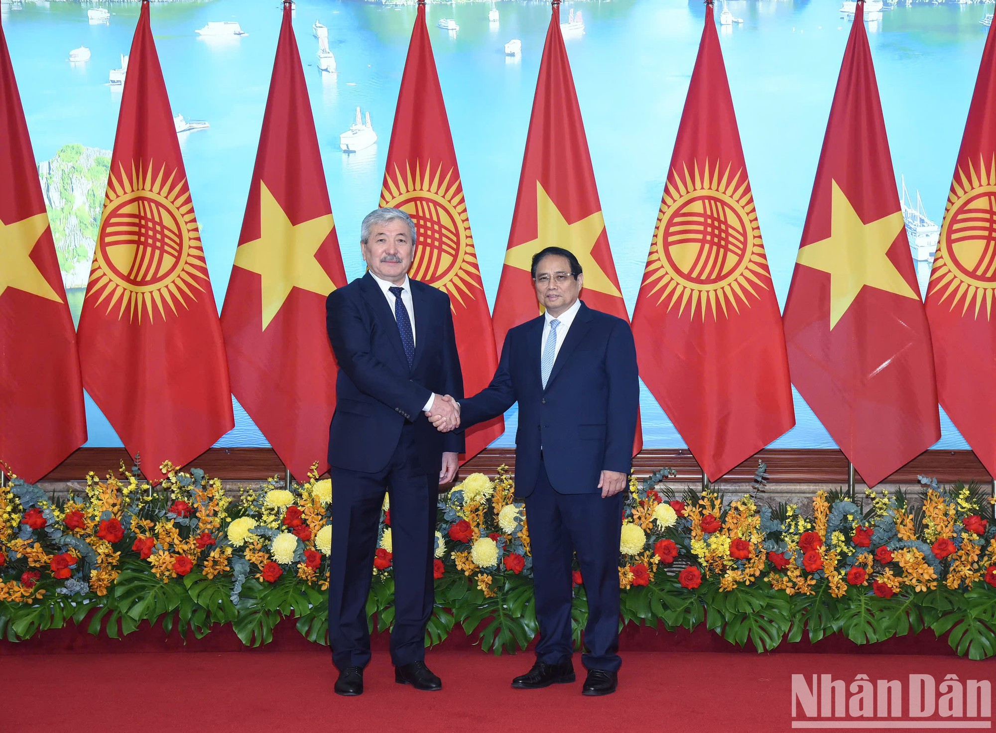 El primer ministro de Vietnam, Pham Minh Chinh, y su similar de la República de Kirguistán, Adylbek Kasimalyev.