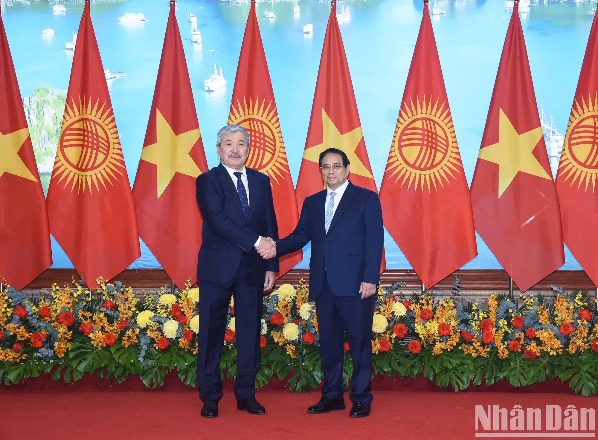 El primer ministro de Vietnam, Pham Minh Chinh, y su similar de la República de Kirguistán, Adylbek Kasimalyev.