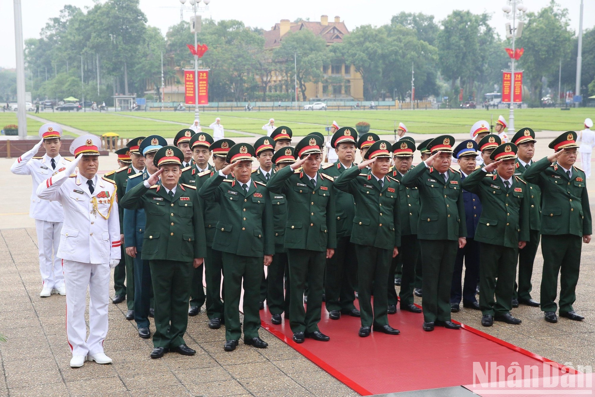 La delegación de la Comisión Militar Central y el Ministerio de Defensa.
