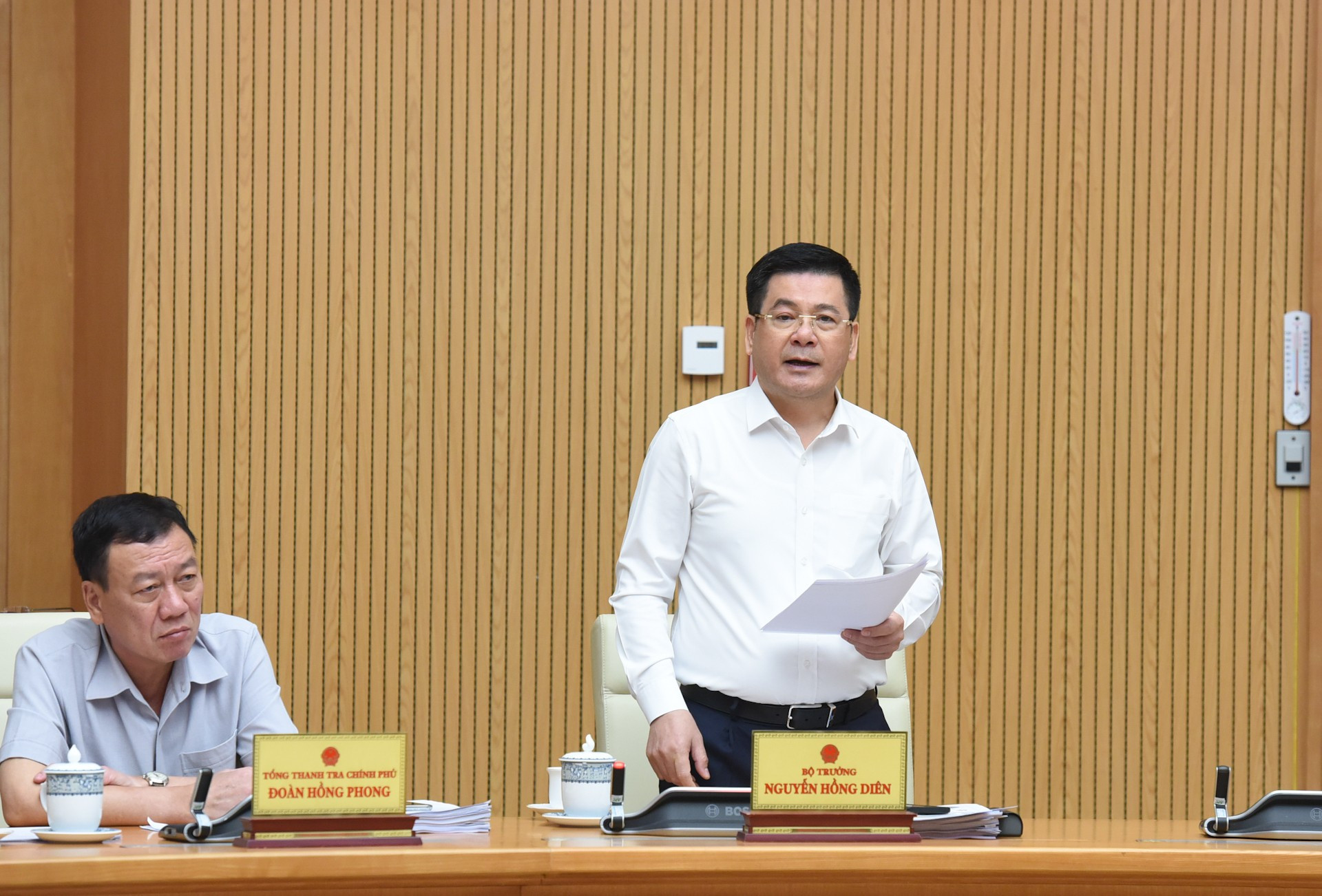 El ministro de Industria y Comercio, Nguyen Hong Dien.