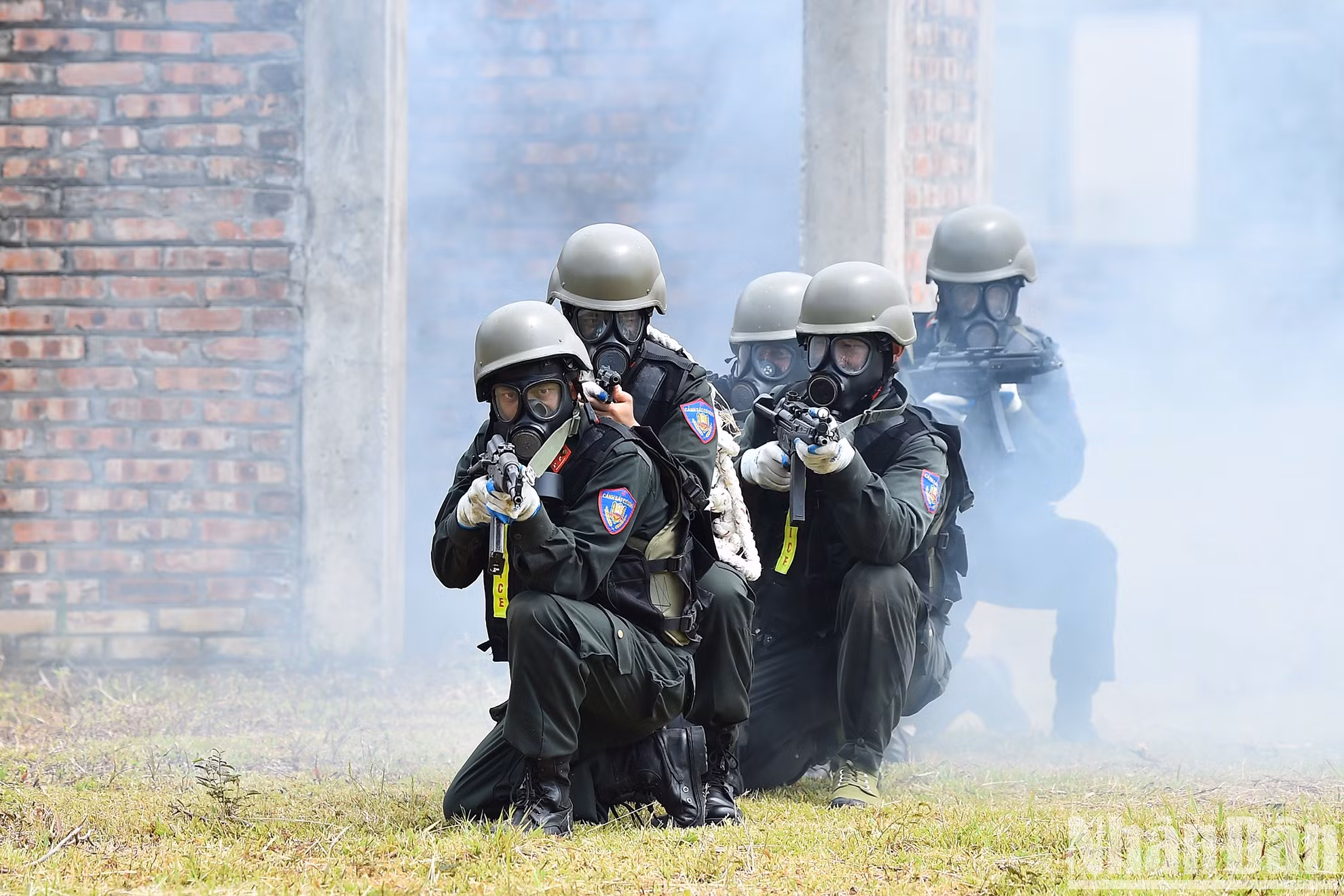 El entrenamiento regular ayuda a la policía especial a estar siempre lista para el combate, a actuar rápidamente para llevar a cabo tareas complejas y altamente peligrosas y situaciones graves y especiales, de acuerdo con las órdenes del Ministro de Seguridad Pública y el Alto Mando de la Policía Móvil.