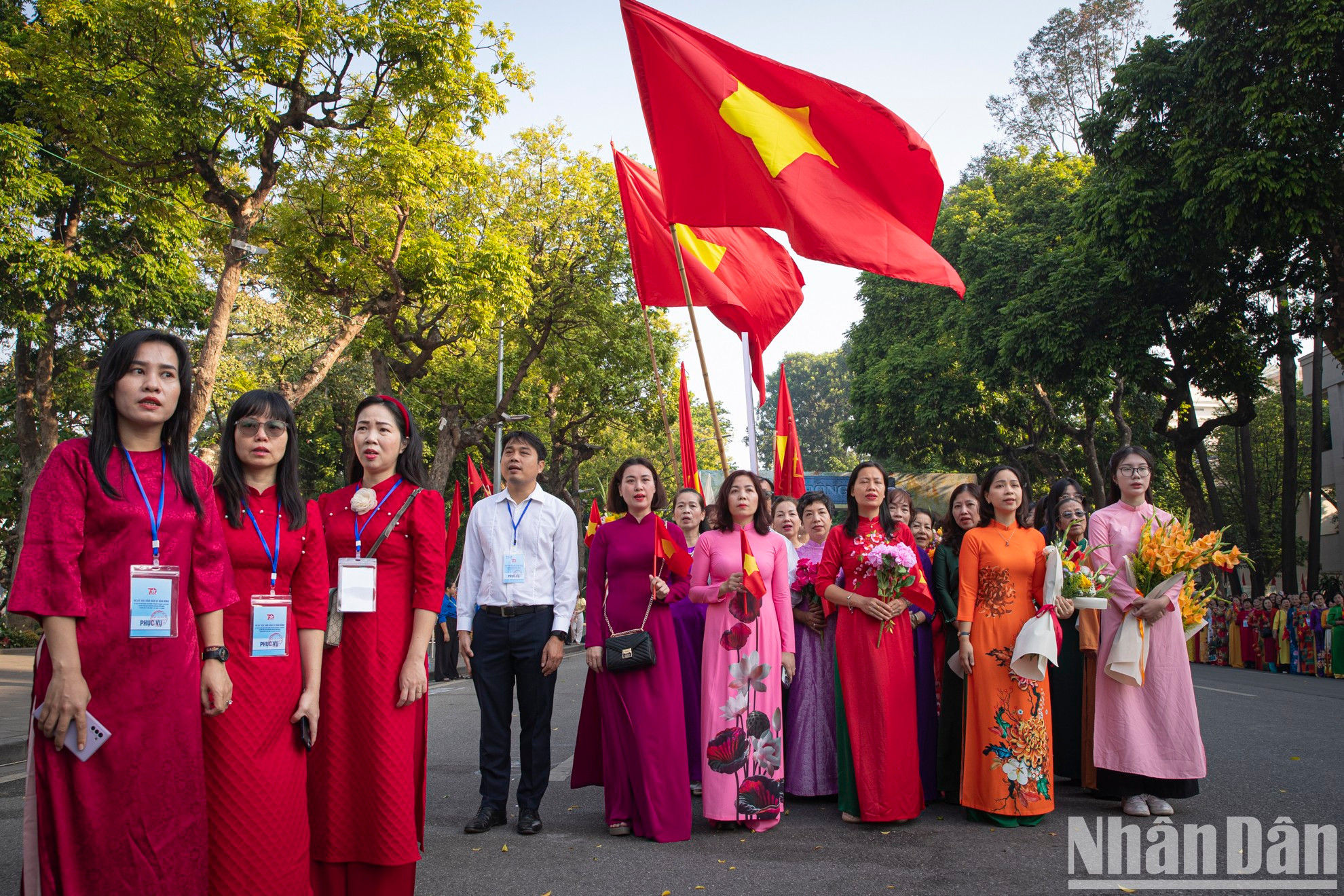 El programa tiene lugar de las 7:00 a las10:00, comenzando con una ceremonia de ofrenda de incienso en el Monumento al Rey Ly Thai To, para honrar a las contribuciones de los predecesores a la liberación y construcción de la capital.