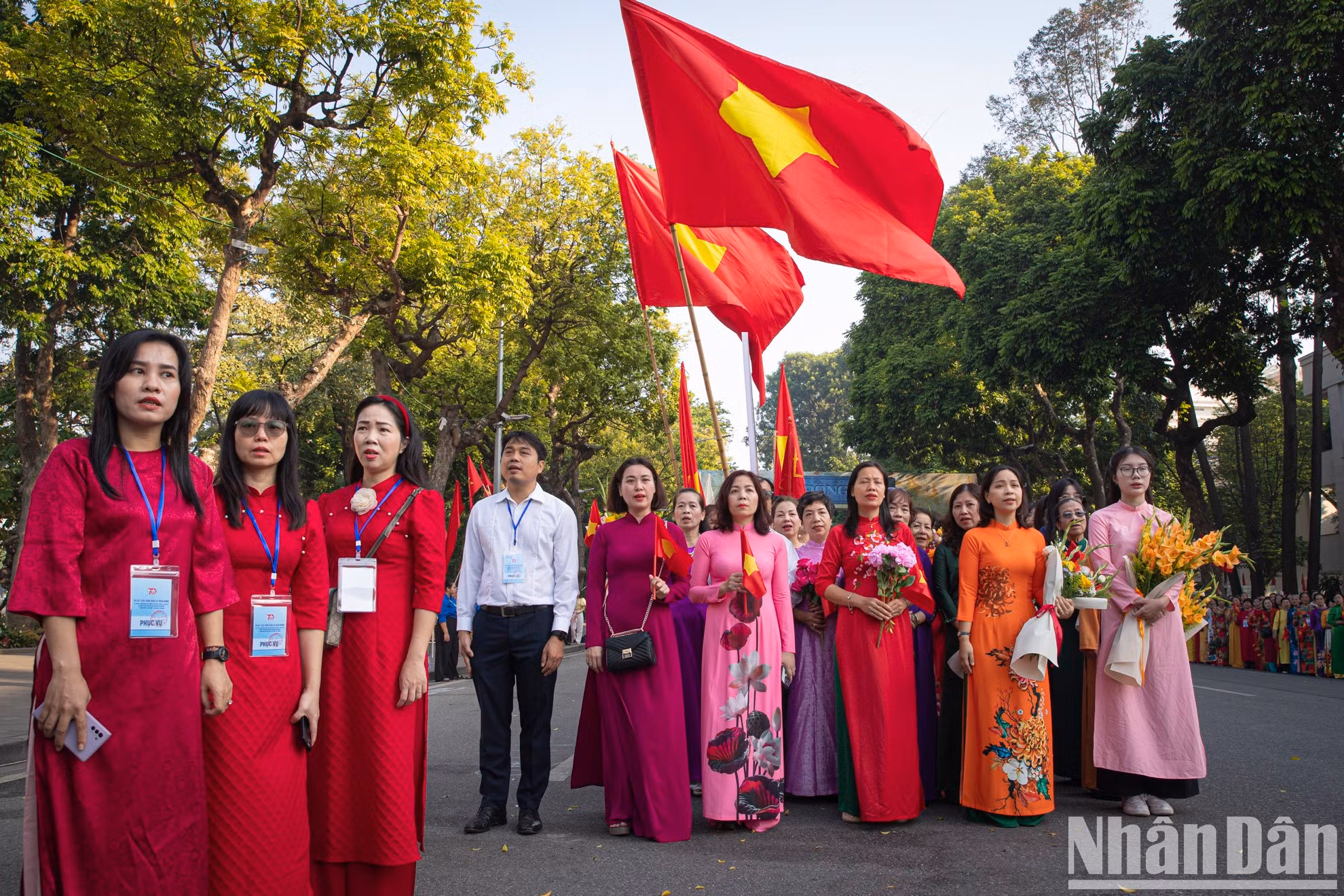 El programa tiene lugar de las 7:00 a las10:00, comenzando con una ceremonia de ofrenda de incienso en el Monumento al Rey Ly Thai To, para honrar a las contribuciones de los predecesores a la liberación y construcción de la capital. El programa tiene lugar de las 7:00 a las10:00, comenzando con una ceremonia de ofrenda de incienso en el Monumento al Rey Ly Thai To, para honrar a las contribuciones de los predecesores a la liberación y construcción de la capital.