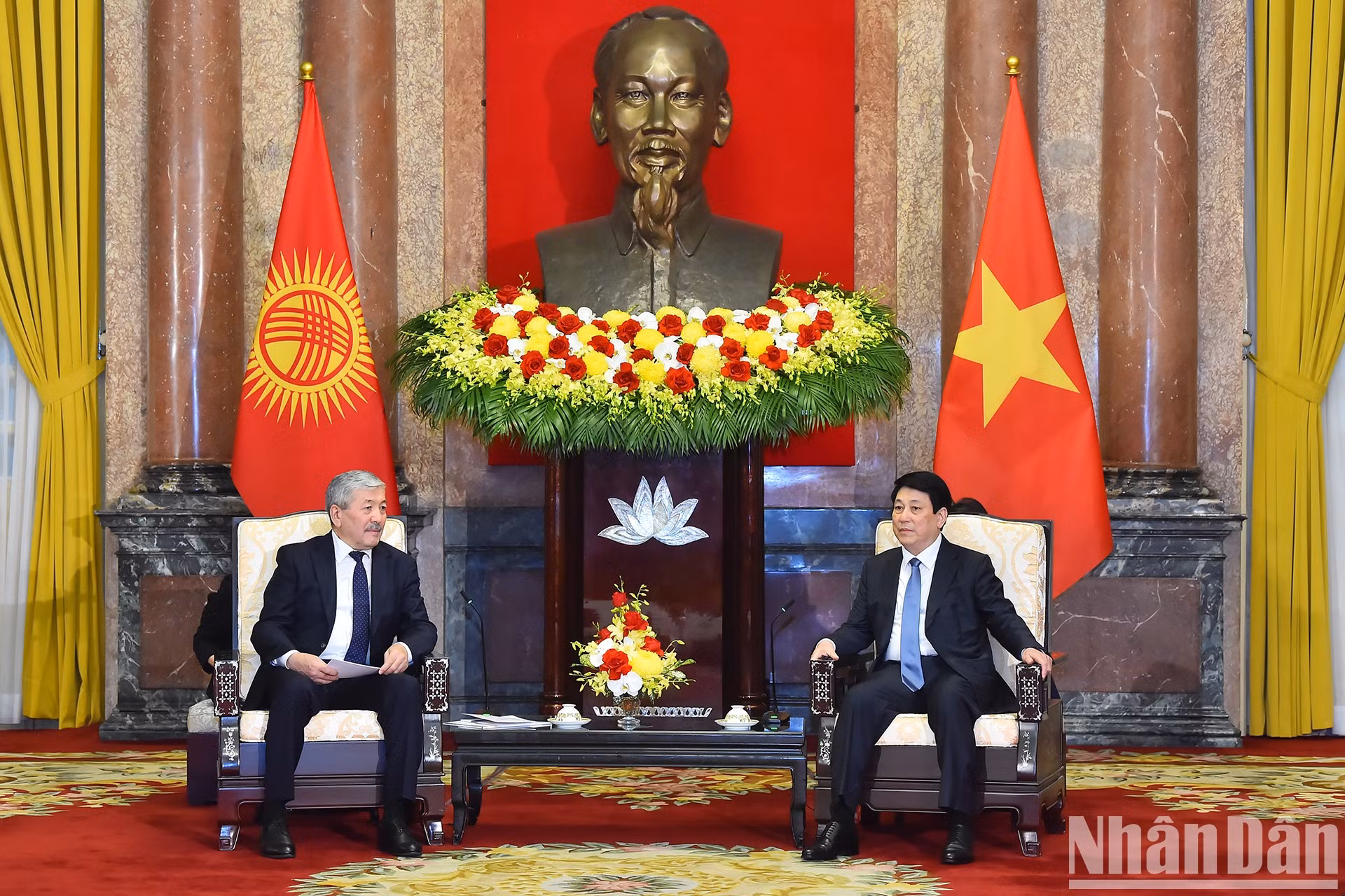 El jefe del Estado vietnamita conversa con el primer ministro de Kirguistán.