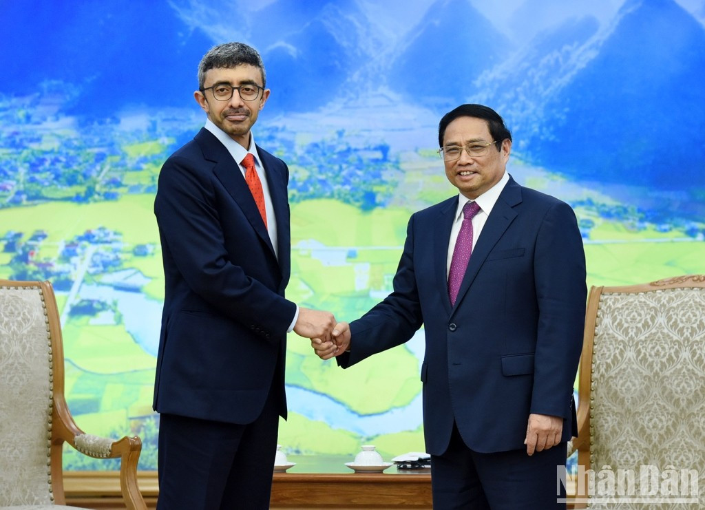 El primer ministro de Vietnam, Pham Minh Chinh y el ministro de Relaciones Exteriores de los Emiratos Árabes Unidos, Sheikh Abdullah bin Zayed Al Nahyan.