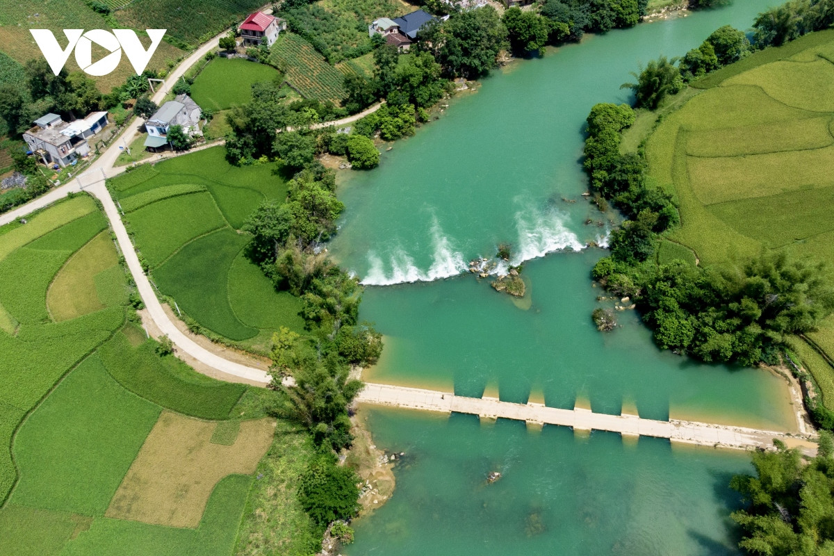 La corriente serpentea por el pueblo, flanqueado por bambúes en ambas orillas.