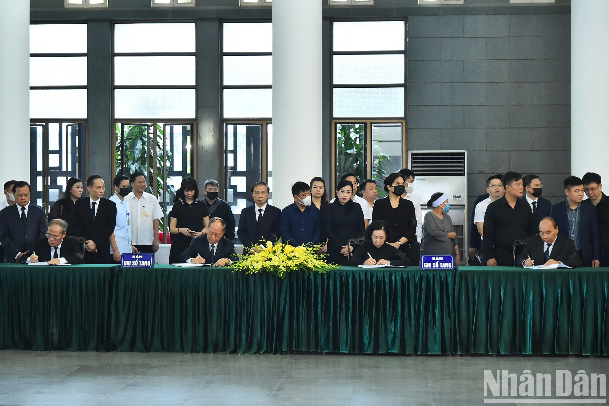Dirigentes del Partido y el Estado escriben en el libro de condolencias. Dirigentes del Partido y el Estado escriben en el libro de condolencias.
