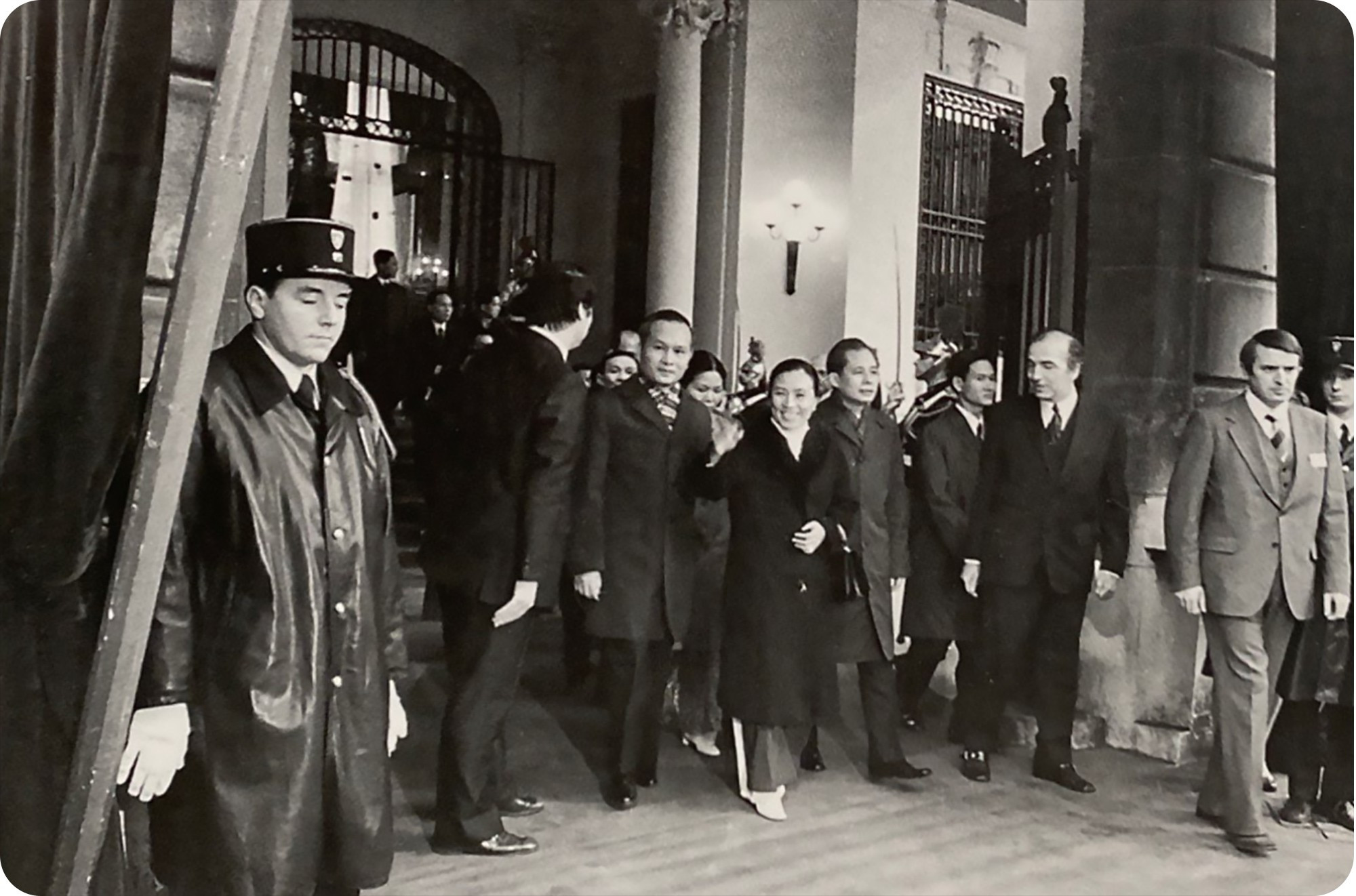 Nguyen Thi Binh, ministra de Relaciones Exteriores, jefa de la delegación negociadora del Gobierno Revolucionario Provisional de la República de Vietnam del Sur saludó a los connacionales, el pueblo francés y los periodistas antes de entrar en el Centro Internacional de Convenciones de Kléber donde se celebró la firma de los documentos históricos.