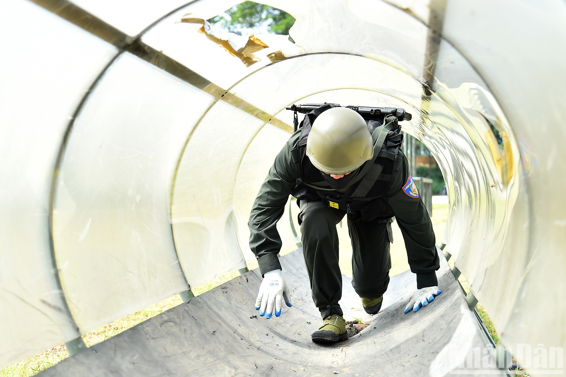 "Sudar en el campo de entrenamiento para no sangrar en el campo de batalla". El entrenamiento ha ayudado a policías y agentes de las Fuerzas Especiales a dominar la práctica de los planes de combate antiterrorista y el rescate de rehenes en caso de incidentes en un hipotético edificio de gran altura. "Sudar en el campo de entrenamiento para no sangrar en el campo de batalla". El entrenamiento ha ayudado a policías y agentes de las Fuerzas Especiales a dominar la práctica de los planes de combate antiterrorista y el rescate de rehenes en caso de incidentes en un hipotético edificio de gran altura.