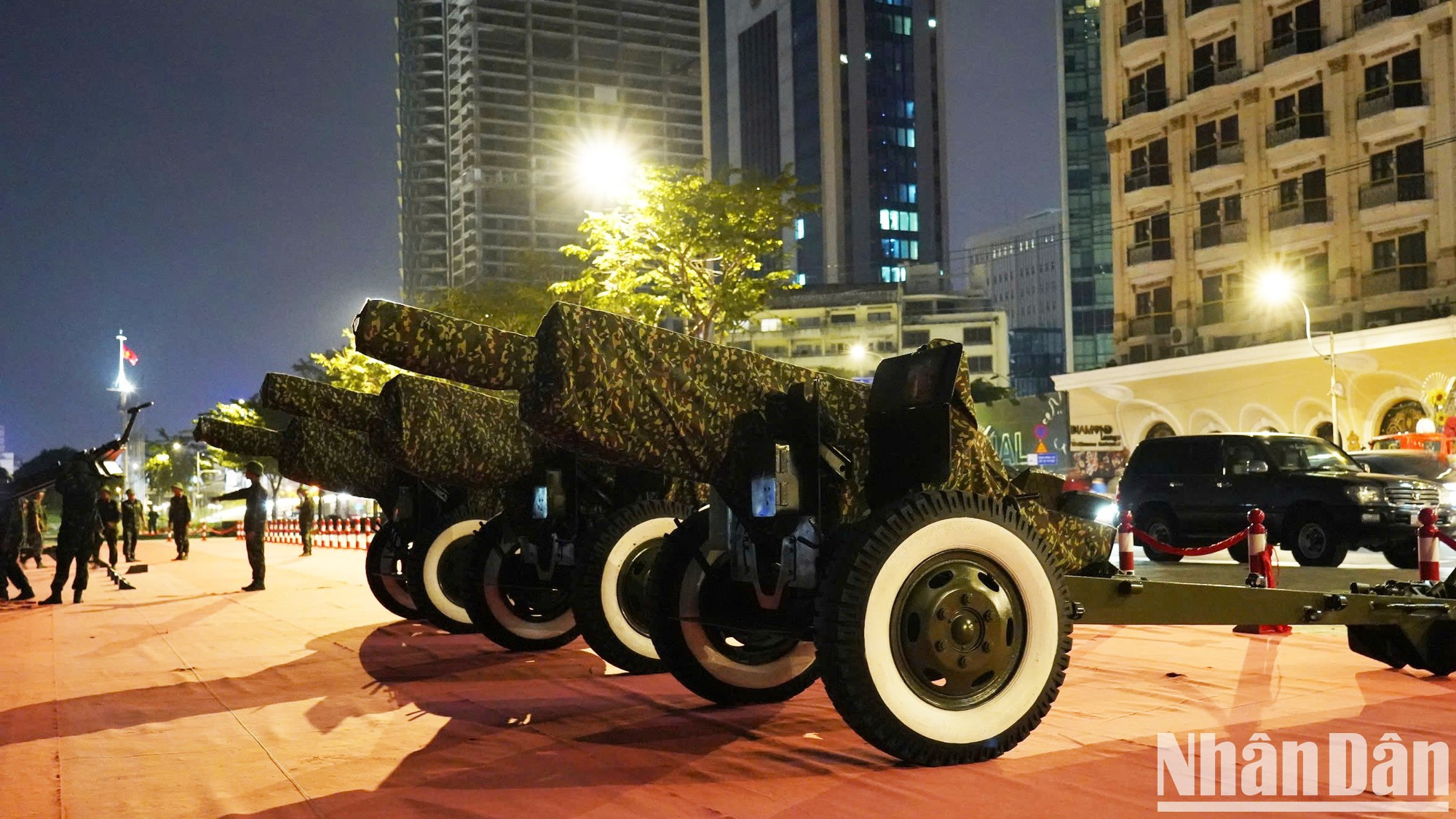 Cada cañón pesa unas cuatro toneladas.