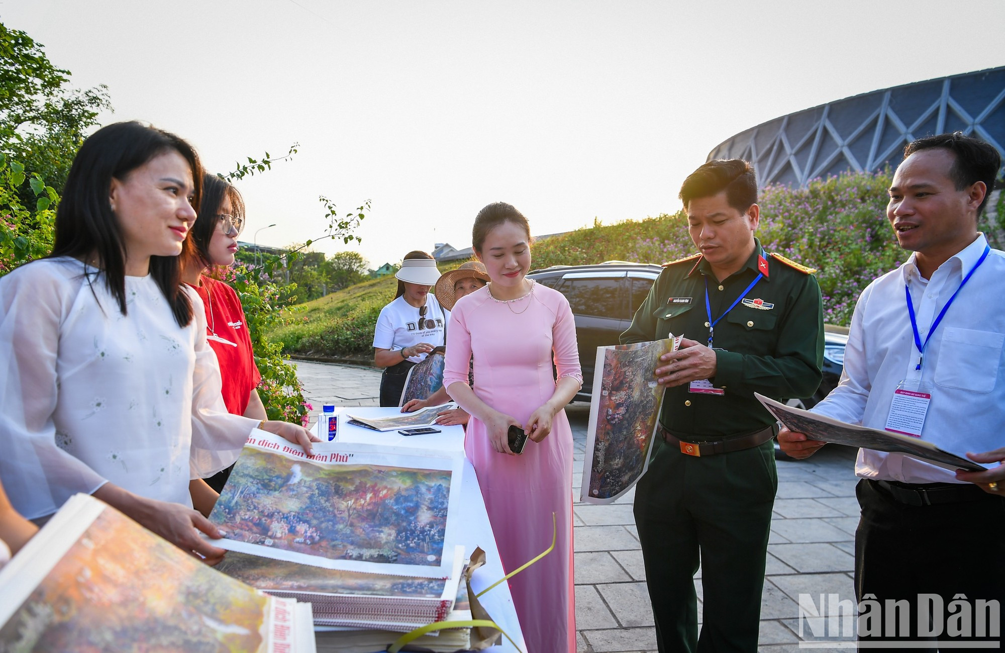 También en el acto, el comité organizador ofrece a los visitantes suplementos especiales sobre el desarrollo de la campaña de Dien Bien Phu.
