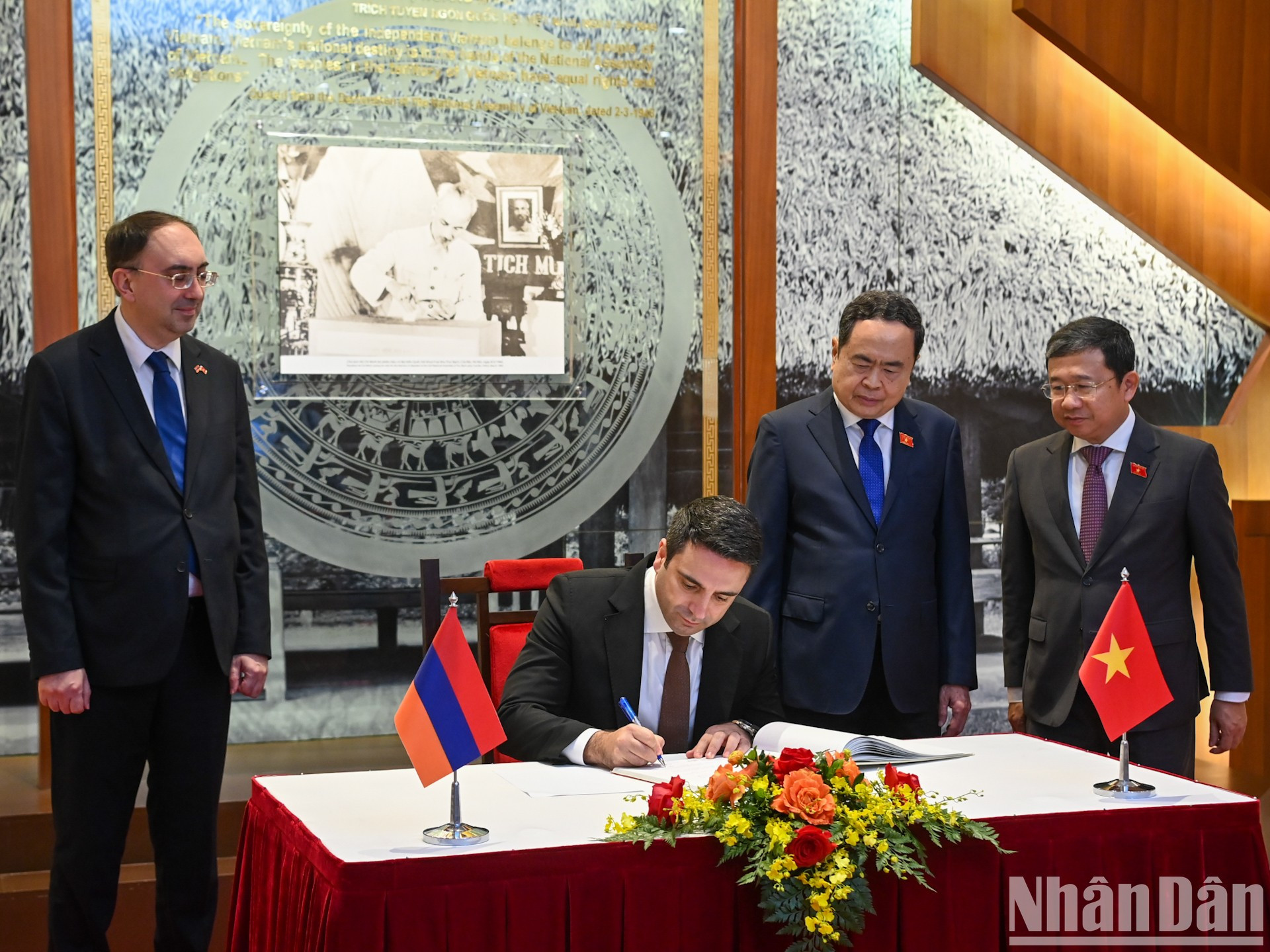 El legislador de Armenia firma el Libro Dorado de Recuerdos en la Sala de Tradición de la Asamblea Nacional de Vietnam.