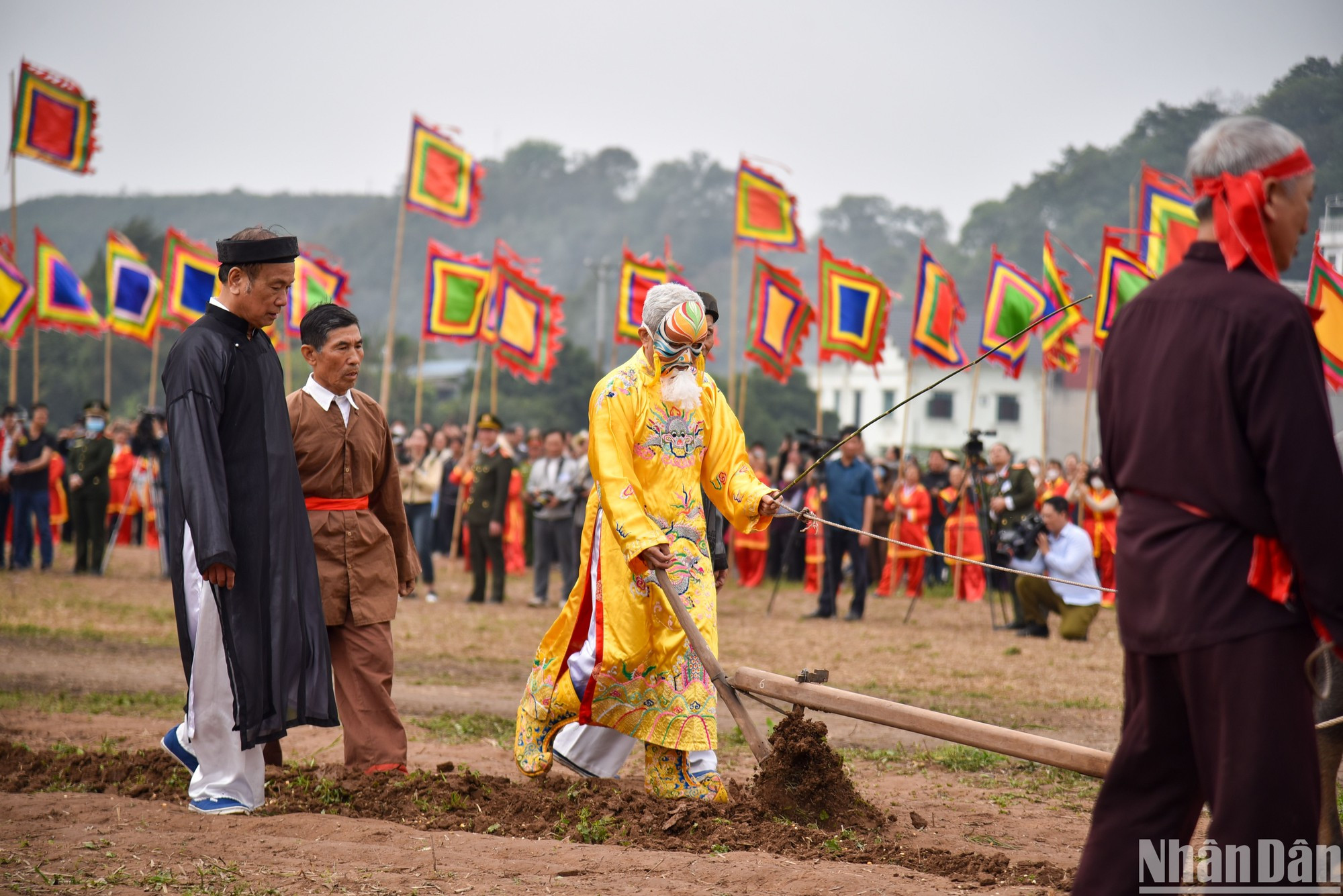 Tras los rituales, un anciano de conducta irreprochable, buena salud, experiencia en el arado de los campos y miembro de una familia culta fue elegido para interpretar al rey Le Dai Hanh. Tras los rituales, un anciano de conducta irreprochable, buena salud, experiencia en el arado de los campos y miembro de una familia culta fue elegido para interpretar al rey Le Dai Hanh.