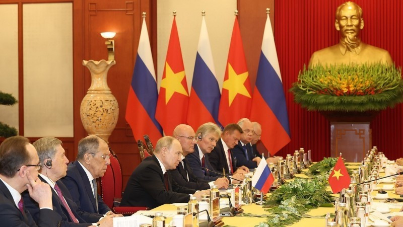 El presidente Vladimir Putin y delegados rusos en la reunión.