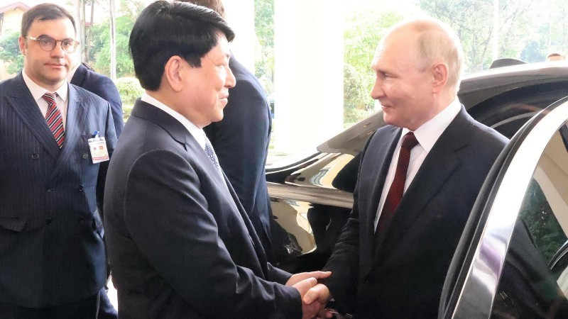 El miembro del Buró Político y permanente del Secretariado del Comité Central del Partido Comunista de Vietnam (PCV), Luong Cuong, recibe al presidente ruso, Vladimir Putin. (Foto: VNA)