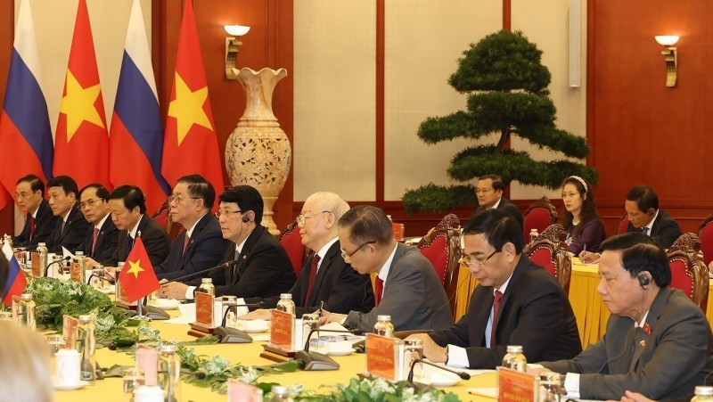 El máximo dirigentes partidista de Vietnam, Nguyen Phu Trong, conversa con el presidente ruso, Vladimir Putin. (Foto: VNA)