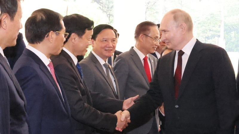 El presidente ruso y delegados vietnamitas.