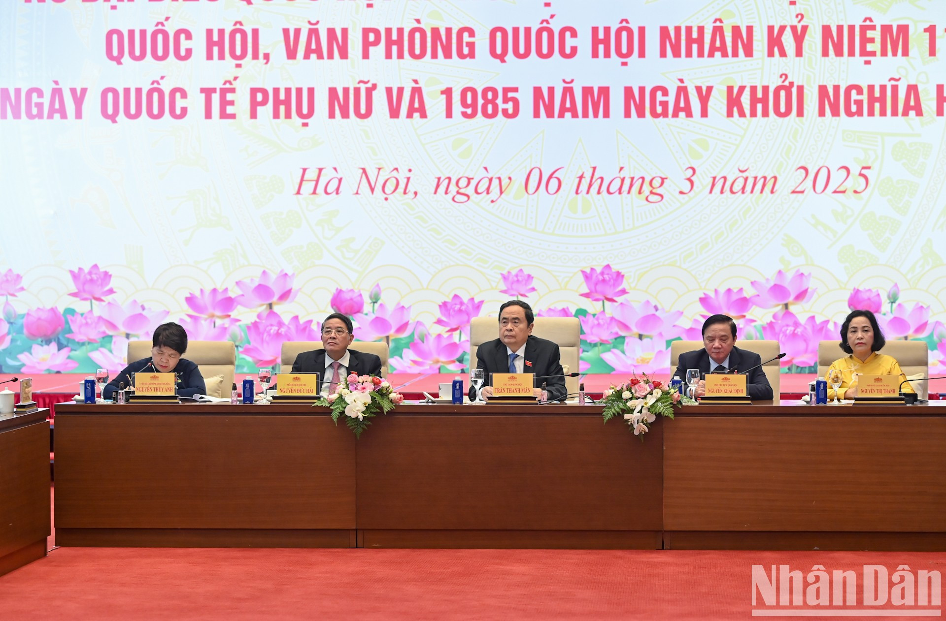 El presidente de la ANV, Tran Thanh Man (en el centro), y los subtitulares del Parlamento asisten al encuentro. El presidente de la ANV, Tran Thanh Man (en el centro), y los subtitulares del Parlamento asisten al encuentro.