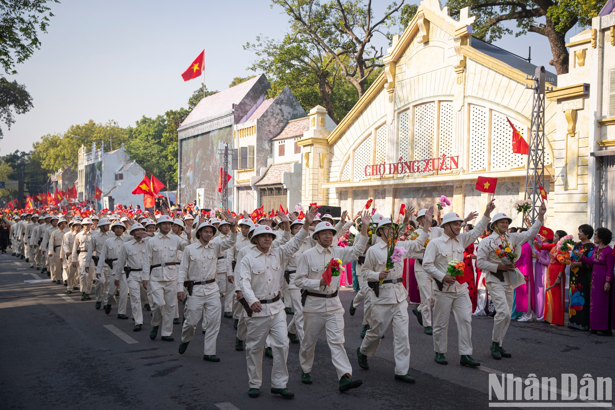 El evento se divide en tres partes principales, incluida la primera parte &quot;Memorias de Hanói&quot;, la segunda &quot;Flujo patrimonial&quot; y la tercera &quot;Hanói: Ciudad por la paz y ciudad creativa&quot;.