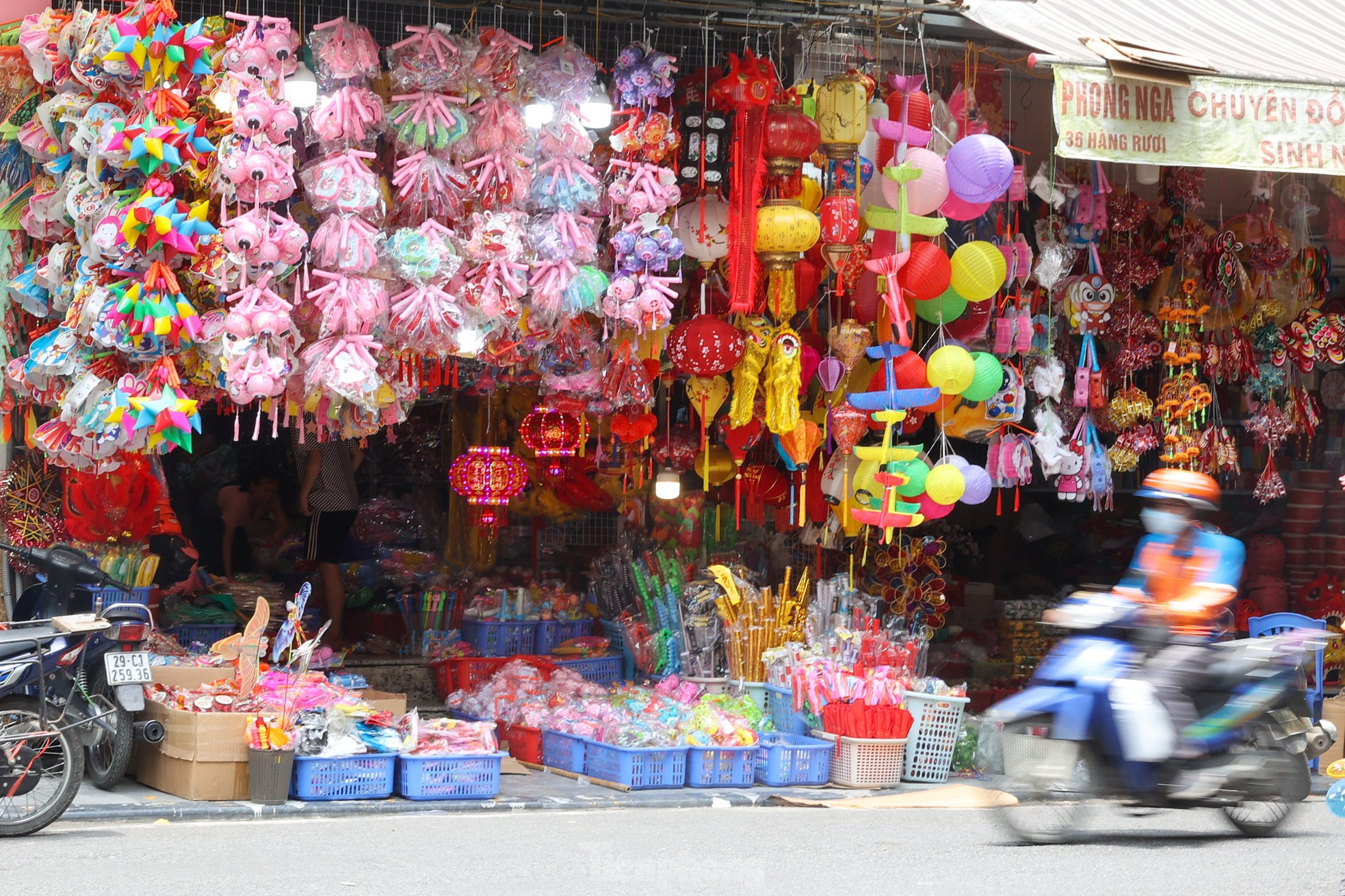 Las artesanías tradicionales han hecho famosa a Hang Ma durante mucho tiempo. La calle se embellece con las decoraciones y productos de cada tienda. Las artesanías tradicionales han hecho famosa a Hang Ma durante mucho tiempo. La calle se embellece con las decoraciones y productos de cada tienda.