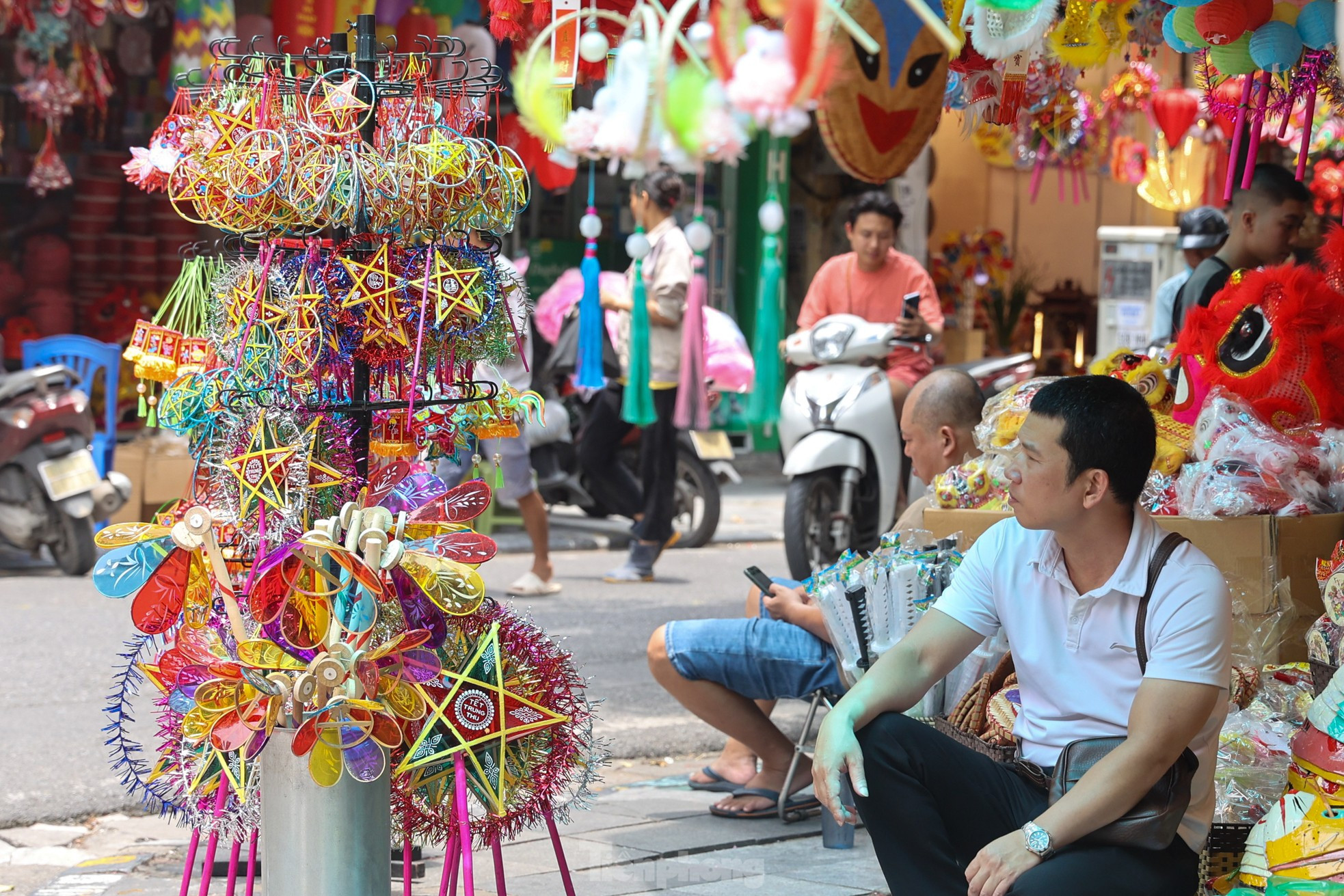 Según los comerciantes de Hang Ma, los juguetes y las decoraciones de este año muestran una amplia variedad de patrones, colores y estilos que los hacen llamativos. Según los comerciantes de Hang Ma, los juguetes y las decoraciones de este año muestran una amplia variedad de patrones, colores y estilos que los hacen llamativos.