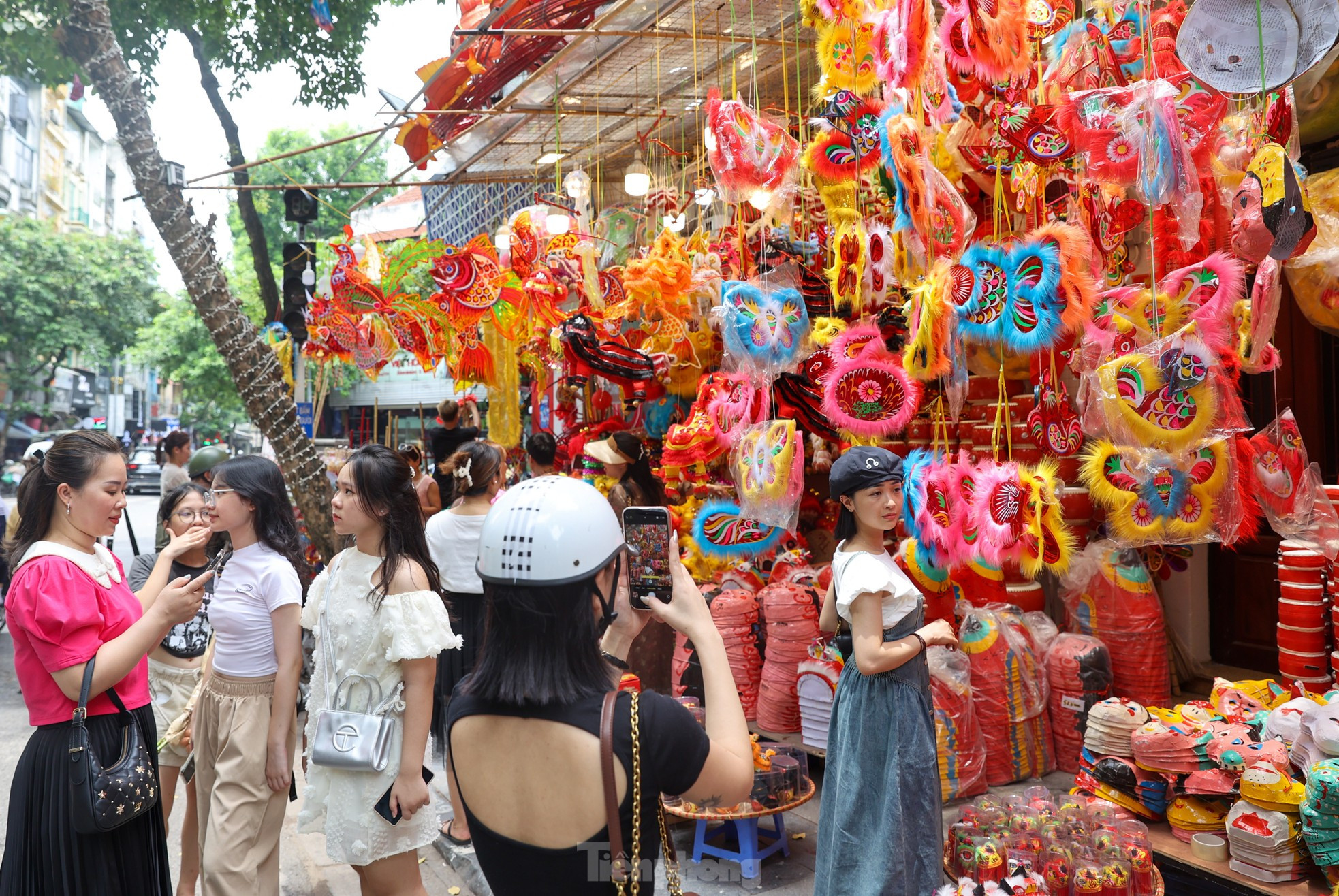 Esa calle también es un destino favorito de los jóvenes para hacer fotos. Esa calle también es un destino favorito de los jóvenes para hacer fotos.