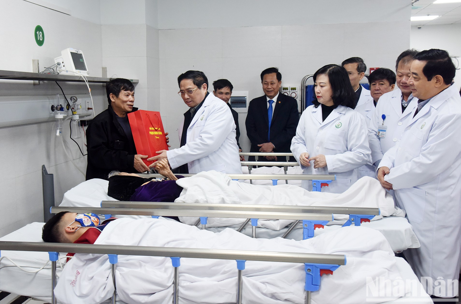El primer ministro Pham Minh Chinh visita y entrega regalos a pacientes del Hospital de Amistad Vietnam-Alemania.