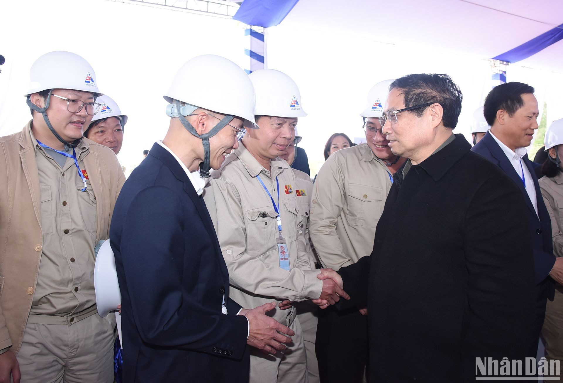 El premier Pham Minh Chinh saluda a los trabajadores del proyecto.