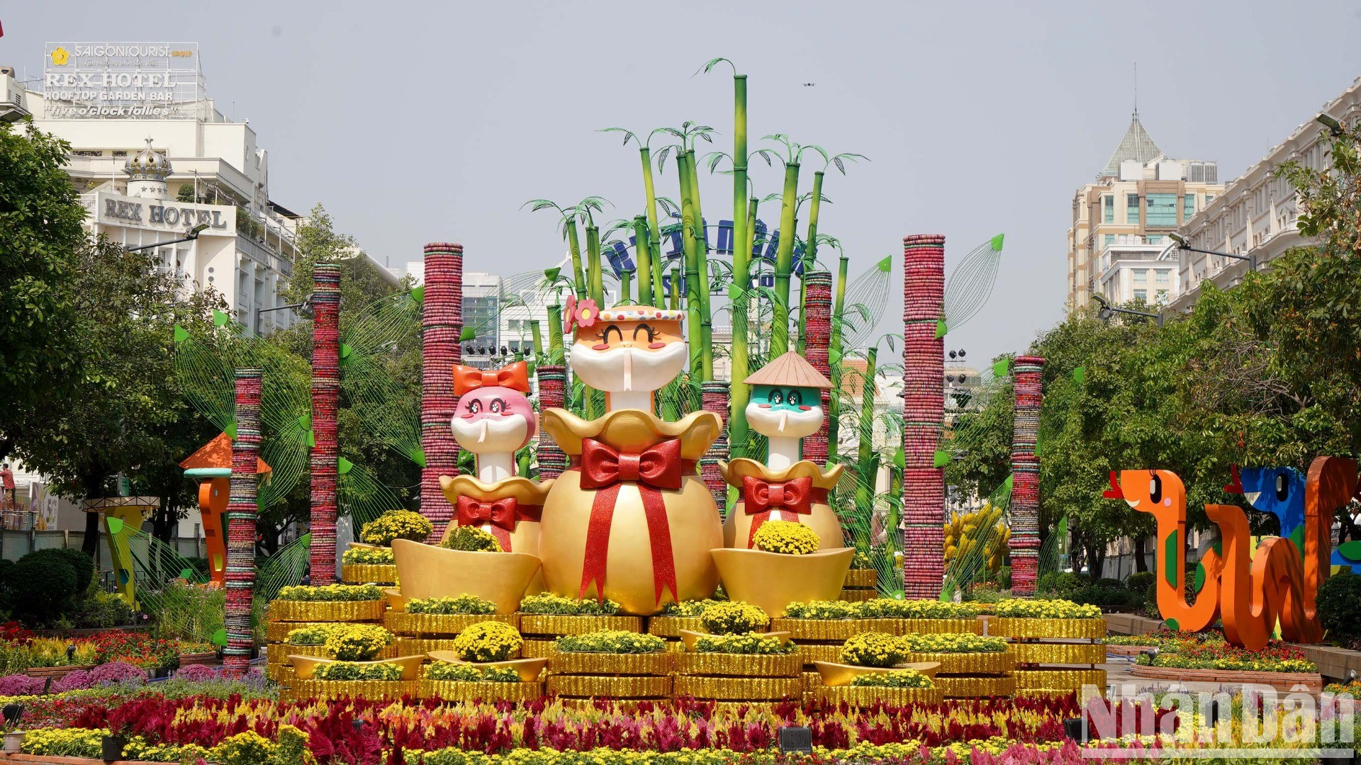 El espacio se decora con 90 modelos de la serpiente, mascota del Año Nuevo Lunar (Tet) 2025. El espacio se decora con 90 modelos de la serpiente, mascota del Año Nuevo Lunar (Tet) 2025.