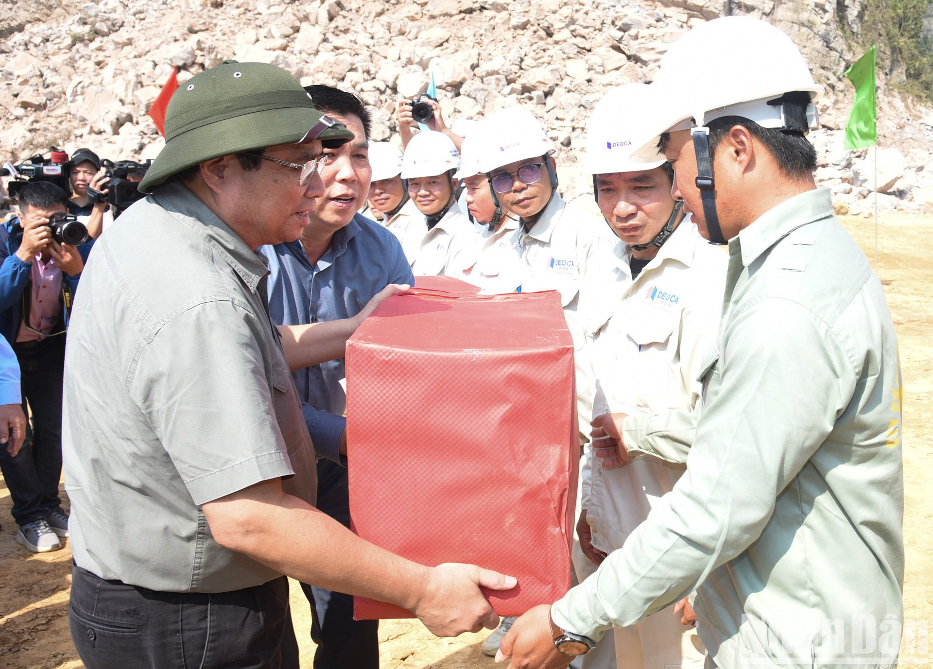 El premier entrega regalos a los trabajadores.