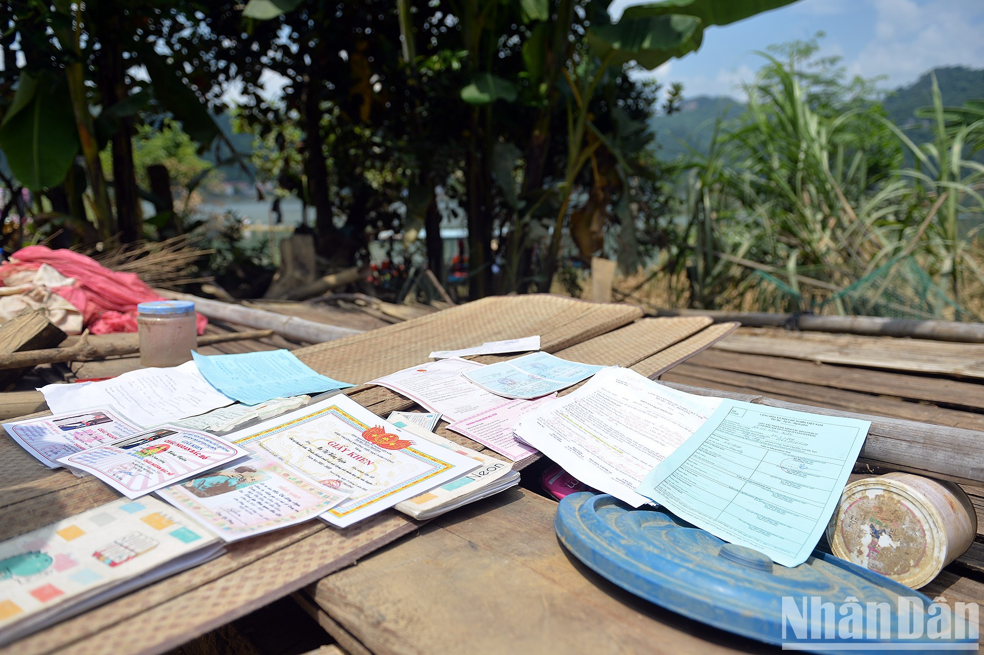 Todo el mundo en la comuna de Nam Cuong, en el distrito de Cho Don, en la provincia norteña de Bac Kan, conoce la difícil situación de la familia de Ma Thi Hang Ngan. Hang Ngan tiene un buen expediente académico, pero tras la tormenta, lo único que quedó fueron unos cuantos certificados de méritos cubiertos de barro. Todo el mundo en la comuna de Nam Cuong, en el distrito de Cho Don, en la provincia norteña de Bac Kan, conoce la difícil situación de la familia de Ma Thi Hang Ngan. Hang Ngan tiene un buen expediente académico, pero tras la tormenta, lo único que quedó fueron unos cuantos certificados de méritos cubiertos de barro.
