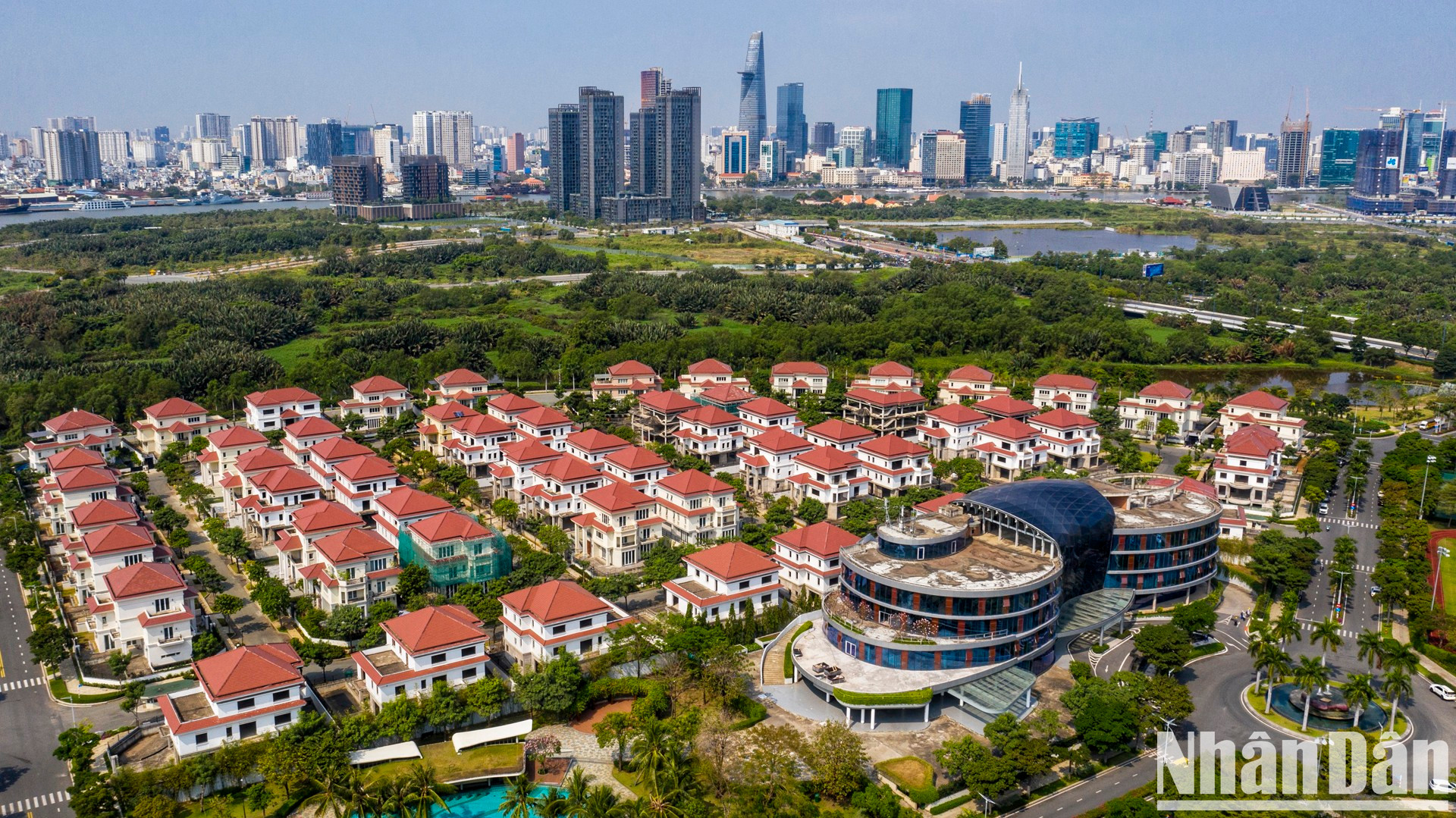 La nueva zona urbana de Thu Thiem, situada en la margen oriental del río Saigón, ha sido planificada como un nuevo centro moderno y en expansión de la urbe. Perteneciente a la nueva ciudad de Thu Duc, combina sostenibilidad y paisajes naturales.