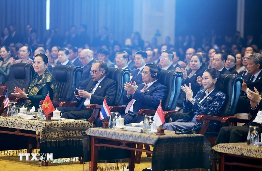 El jefe del Gobierno vietnamita Pham Minh Chinh y los jefes de delegación asisten a la sesión inaugural de la 44 Cumbre de la Asean.