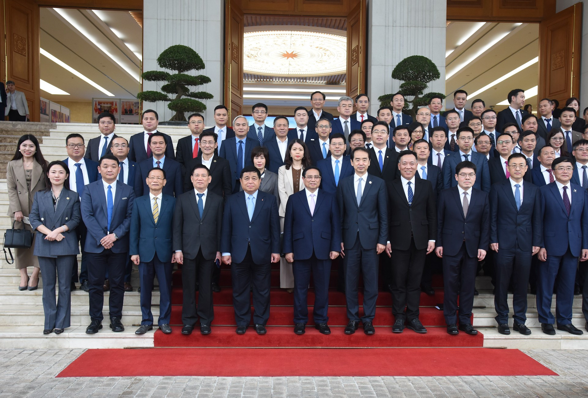 El primer ministro vietnamita Pham Minh Chinh y representantes de las empresas vietnamitas y chinas que asisten al evento. El primer ministro vietnamita Pham Minh Chinh y representantes de las empresas vietnamitas y chinas que asisten al evento.