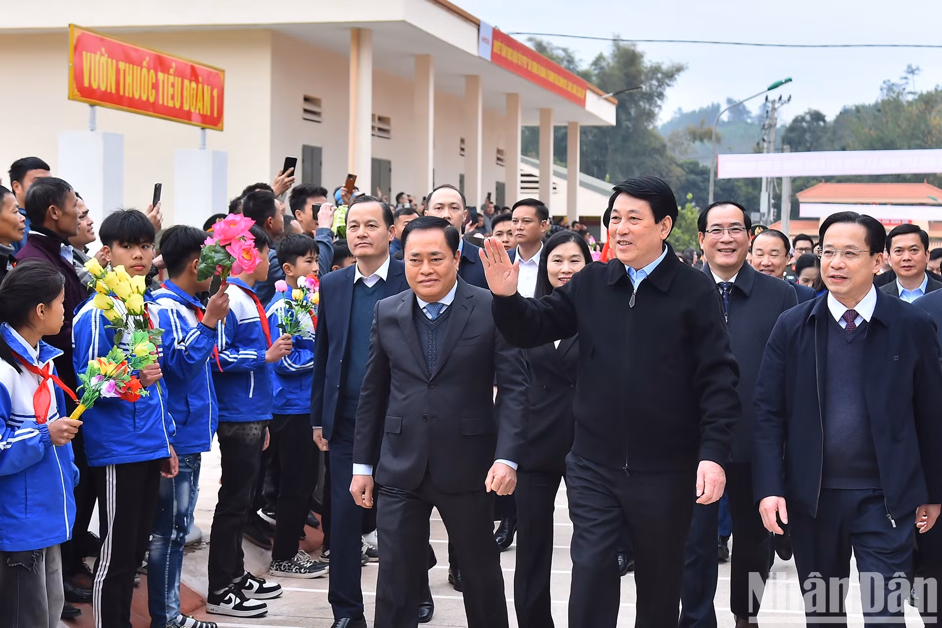 El jefe del Estado vietnamita Luong Cuong asiste al festival de plantación de árboles. El jefe del Estado vietnamita Luong Cuong asiste al festival de plantación de árboles.