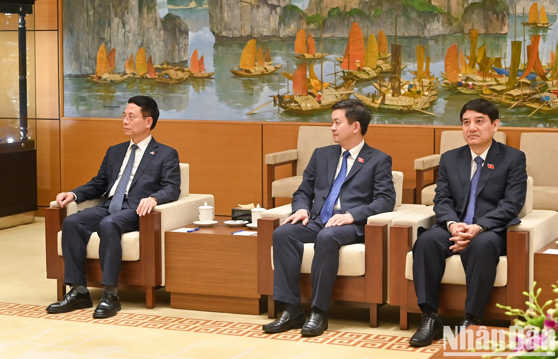 Funcionarios vietnamitas asisten a la reunión.