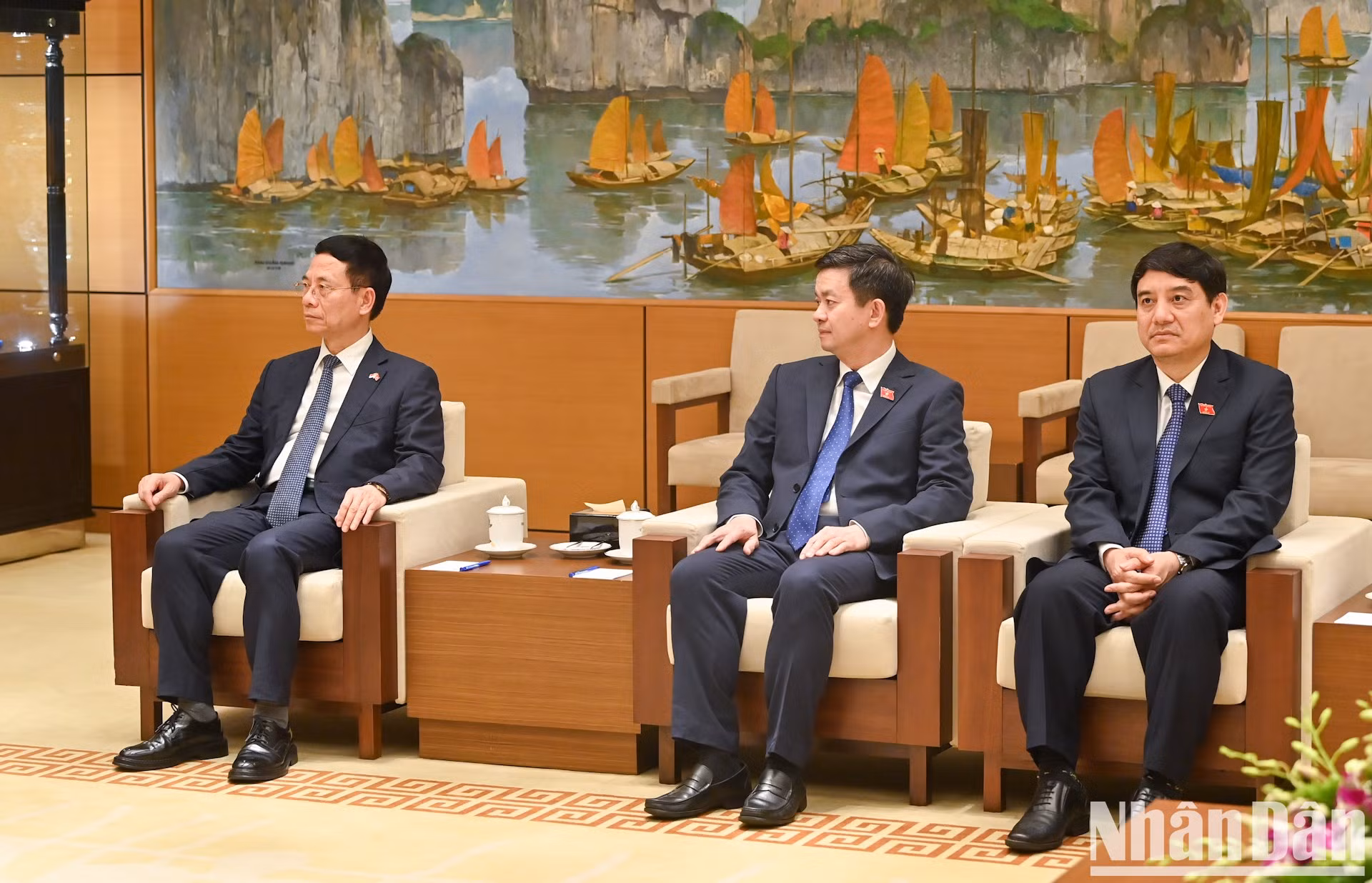 Funcionarios vietnamitas asisten a la reunión.