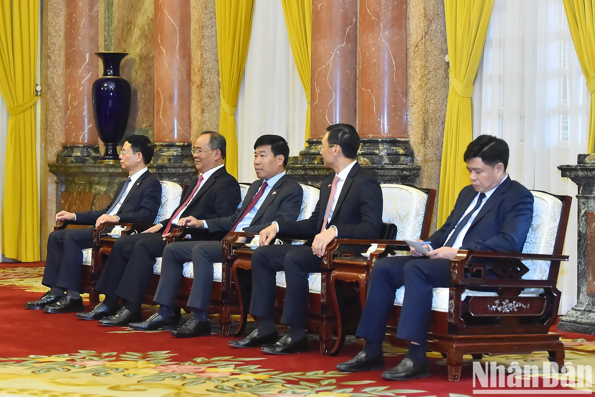 Funcionarios vietnamitas acuden a la reunión.