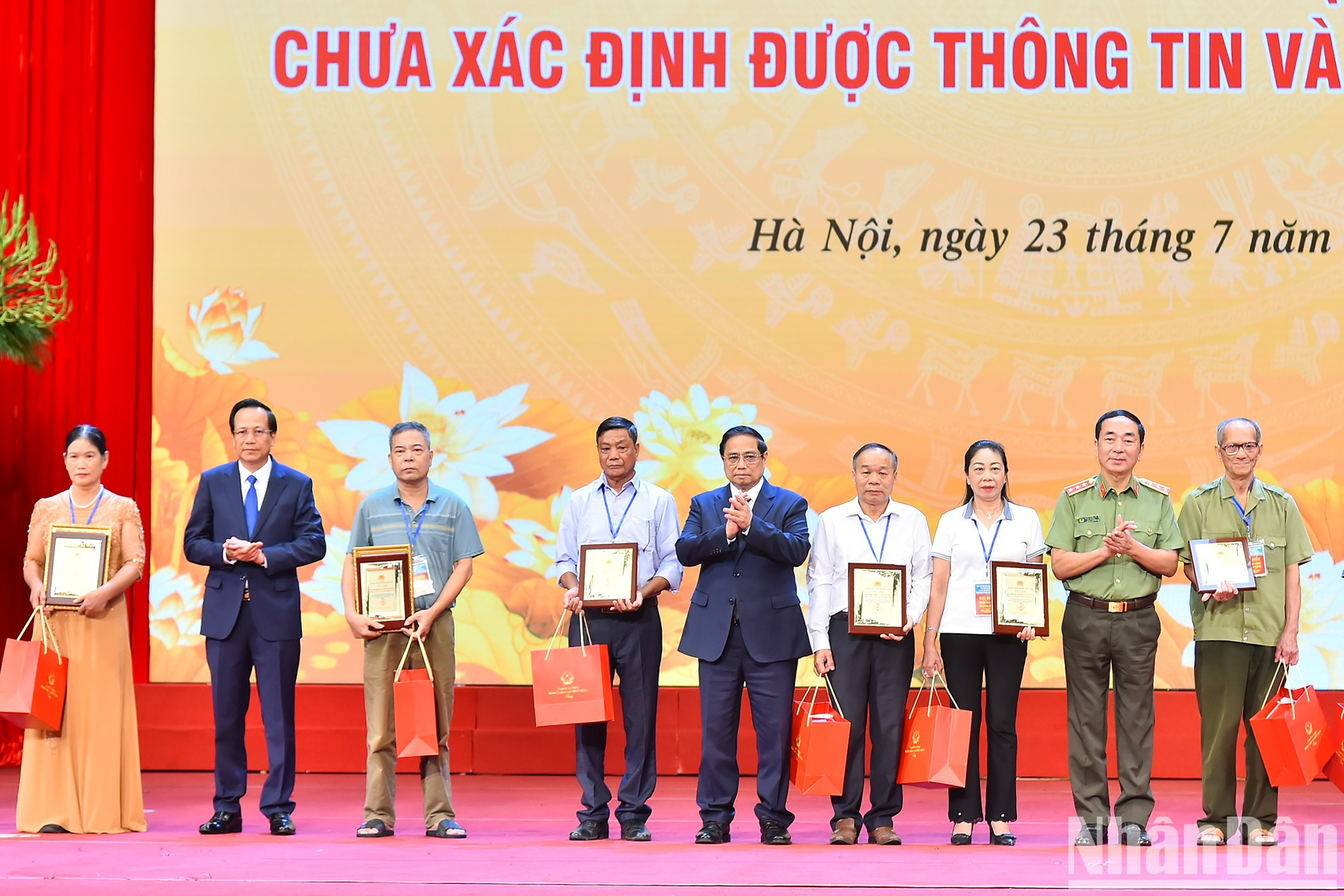 El premier Pham Minh Chinh entrega resultados de la evaluación de ADN a representantes de familias de mártires. El premier Pham Minh Chinh entrega resultados de la evaluación de ADN a representantes de familias de mártires.