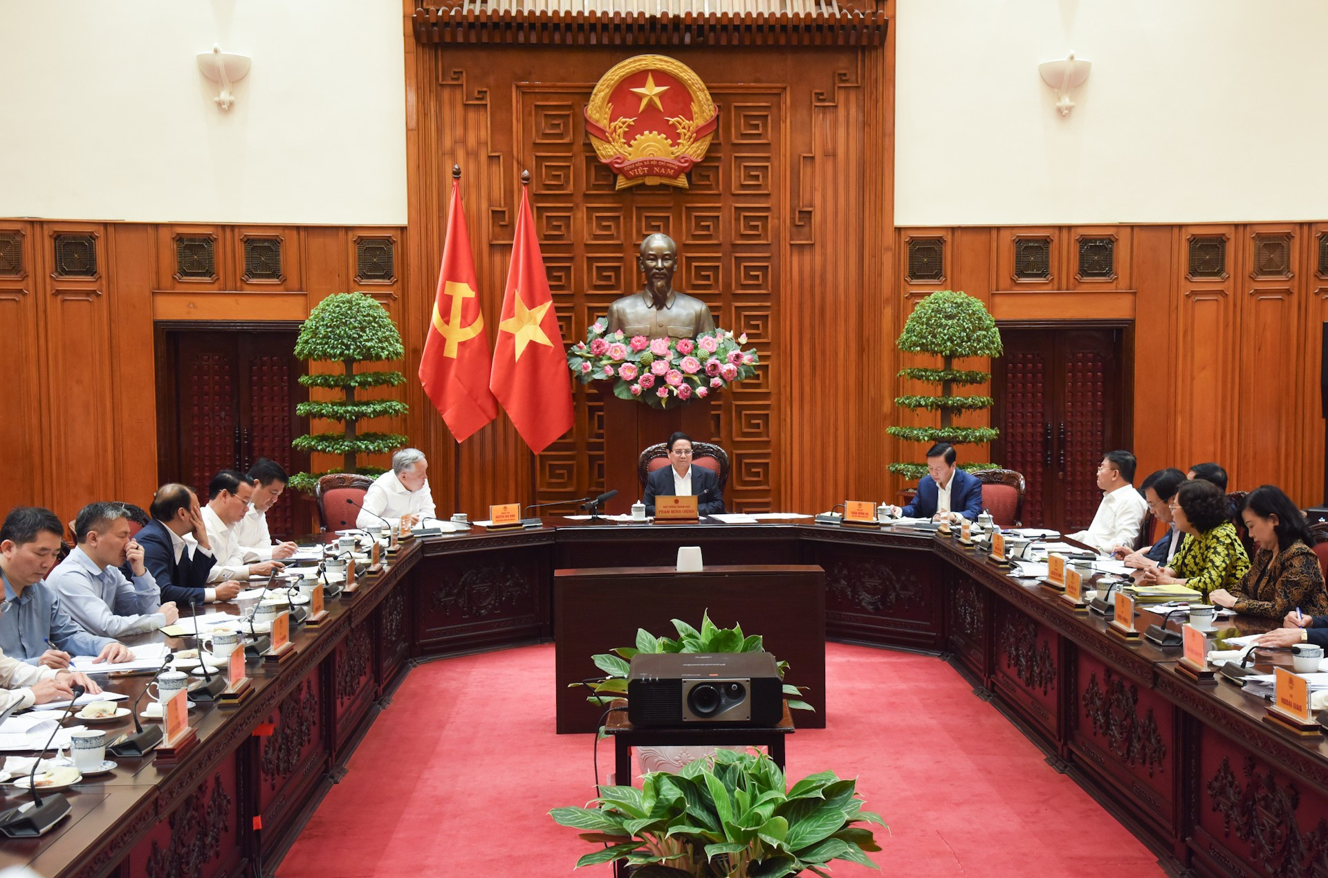 El jefe del Gobierno dirige la reunión.