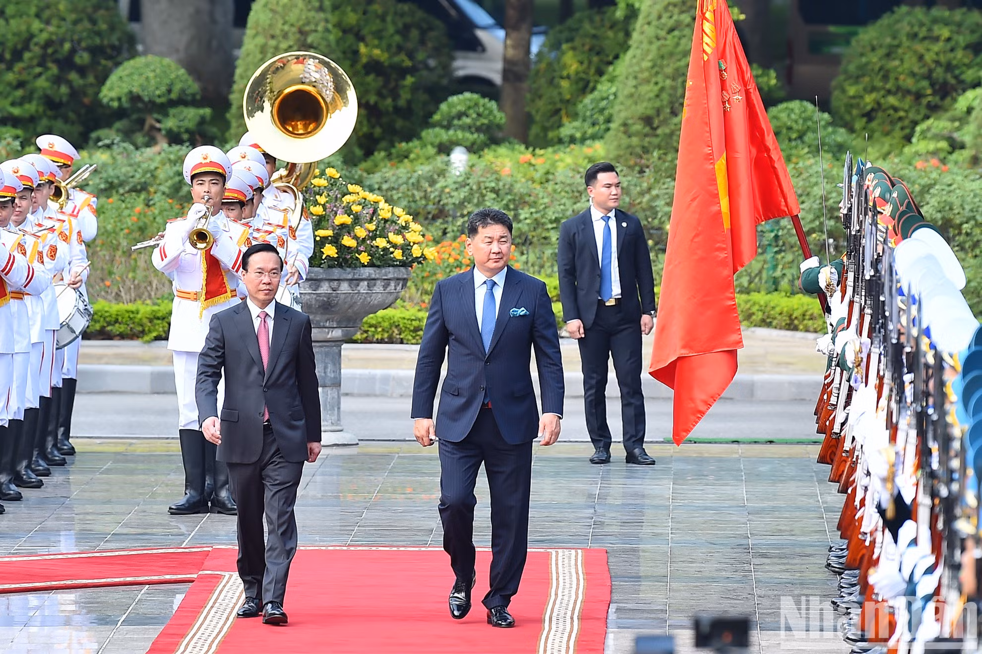 Los dos mandatarios inspeccionan la guardia de honor del Ejército Popular de Vietnam.