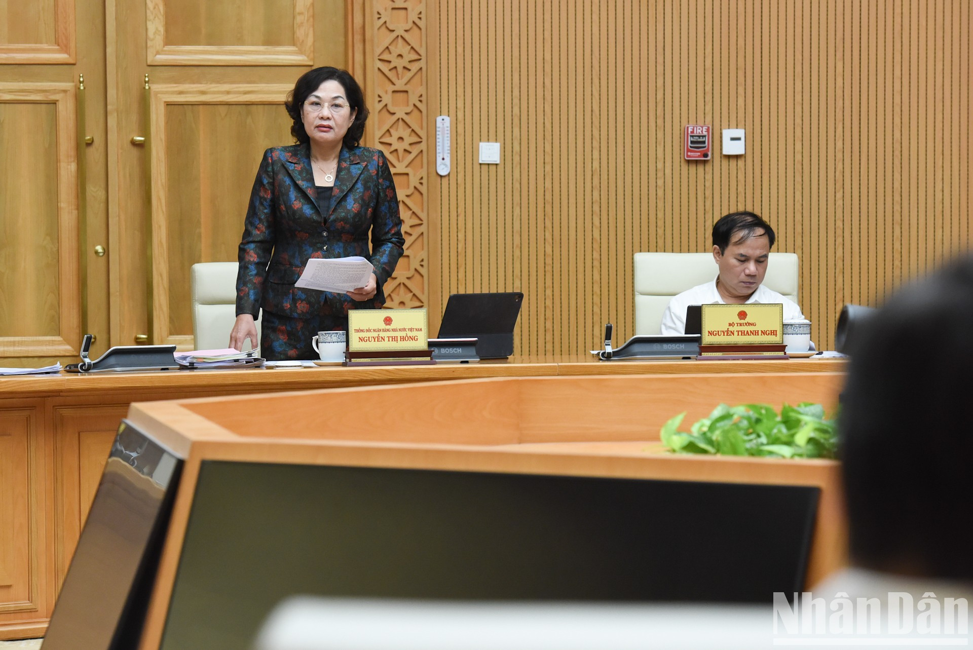 La gobernadora del Banco Estatal de Vietnam, Nguyen Thi Hong, presenta su opinión. La gobernadora del Banco Estatal de Vietnam, Nguyen Thi Hong, presenta su opinión.