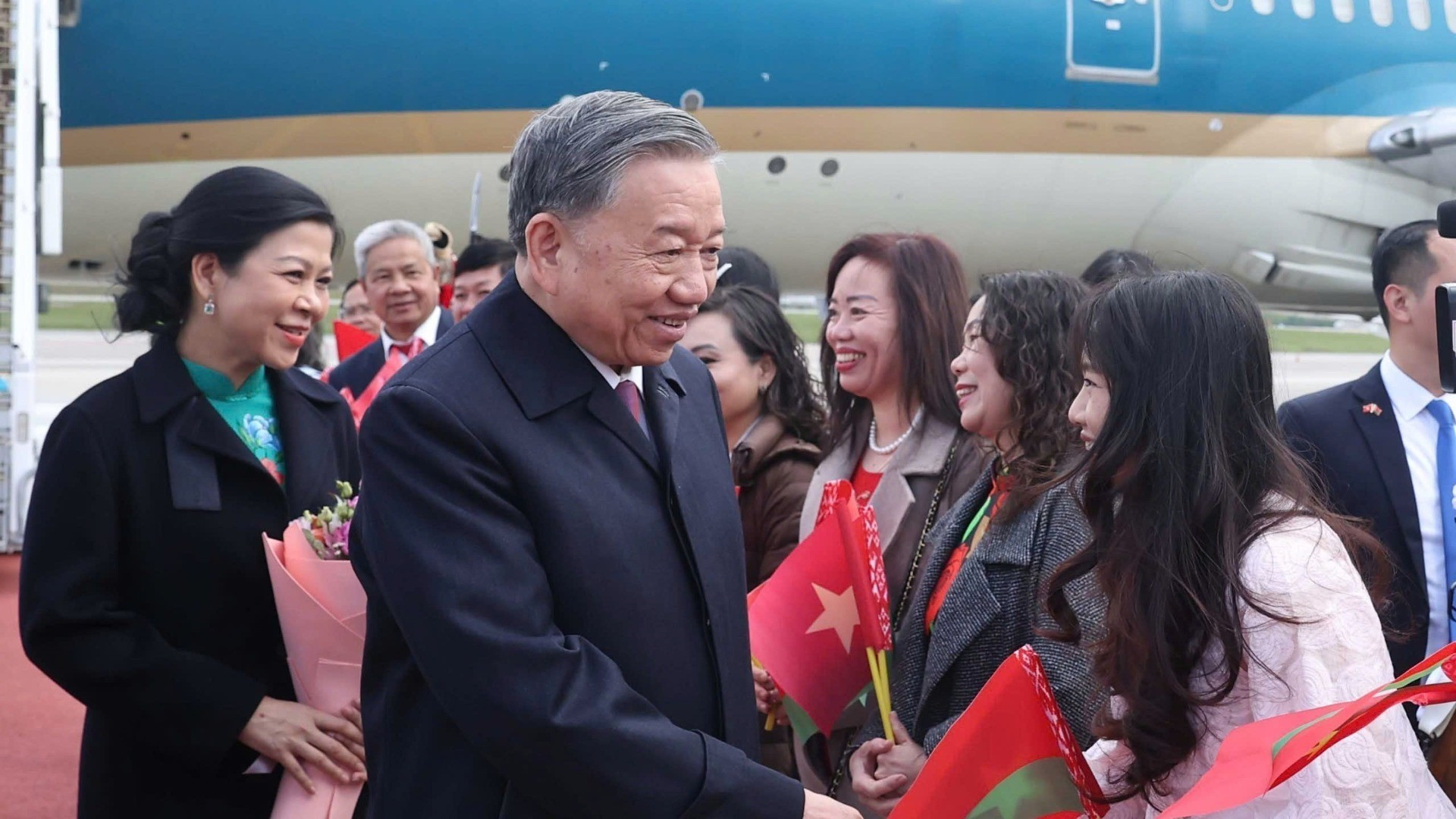 Vietnamitas residentes en Bielorrusia reciben al secretario general y su cónyuge en el aeropuerto de Minsk.