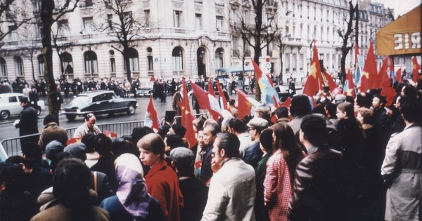 Las calles cercanas del Centro Internacional de Convenciones de Kléber llenaron de personas ondeando banderas para dar la bienvenida a las dos delegaciones negociadoras de Vietnam. (Fotografía: Le Xuan Tan)