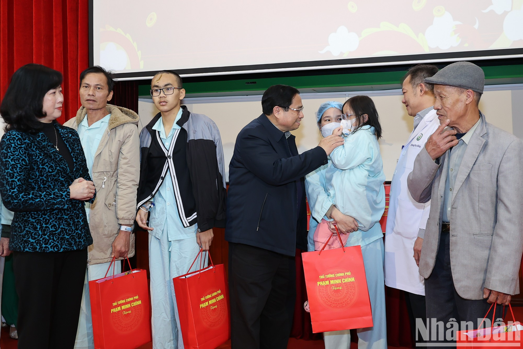 Minh Chinh entrega regalos a pacientes hopitalizados.