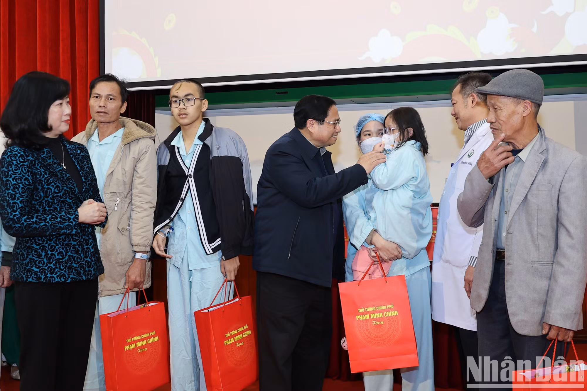 Minh Chinh entrega regalos a pacientes hopitalizados. Minh Chinh entrega regalos a pacientes hopitalizados.